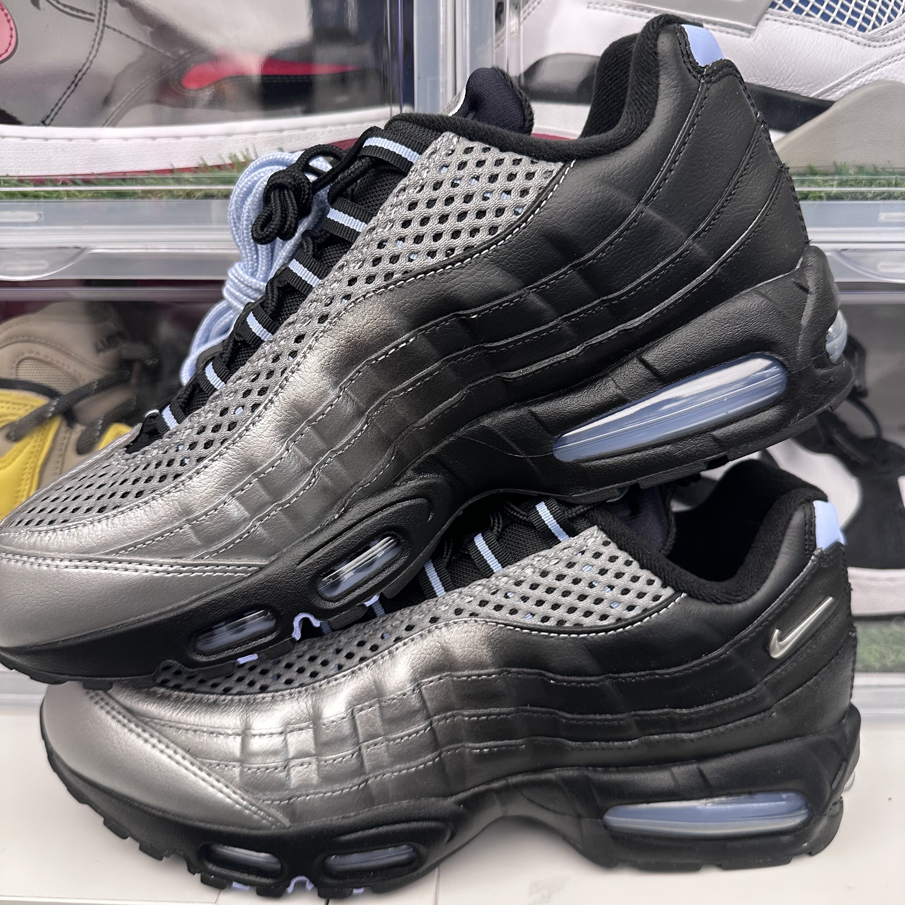 Nike x Palace Air Max 95 Metallic Silver Aluminum 착용 스타일 - 2