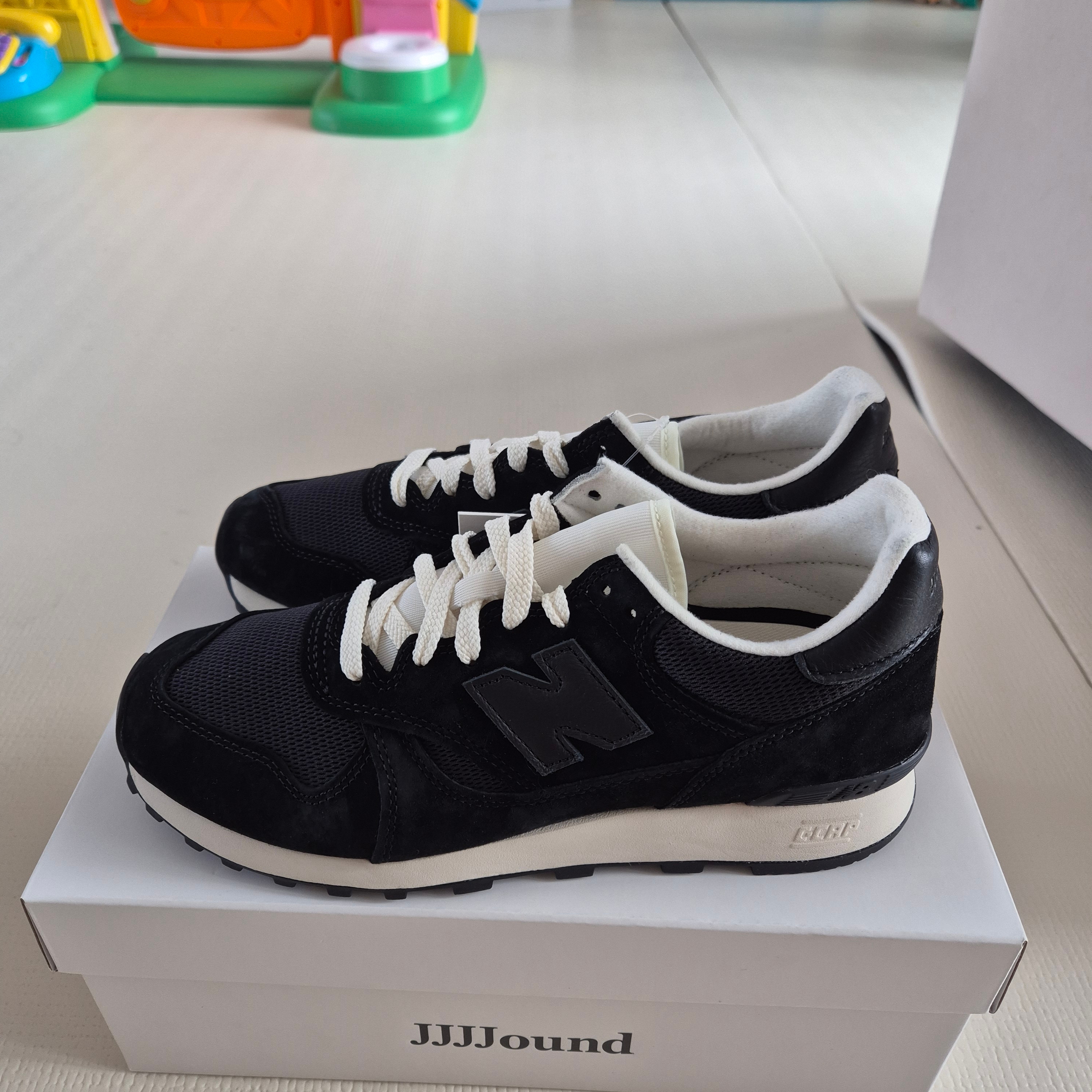 New Balance x JJJJound 475 Black White 착용 스타일 - 5