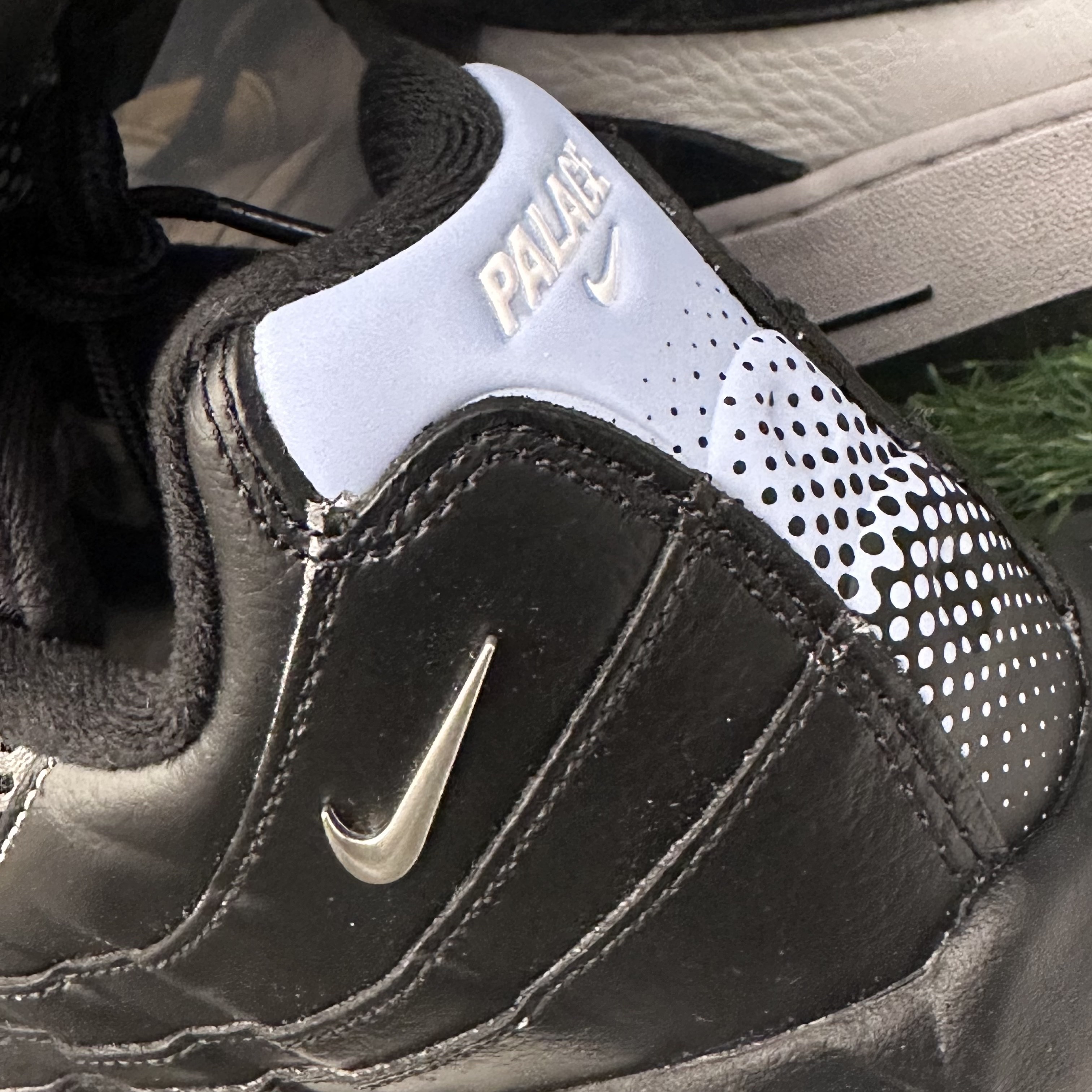 Nike x Palace Air Max 95 Metallic Silver Aluminum 착용 스타일 - 1