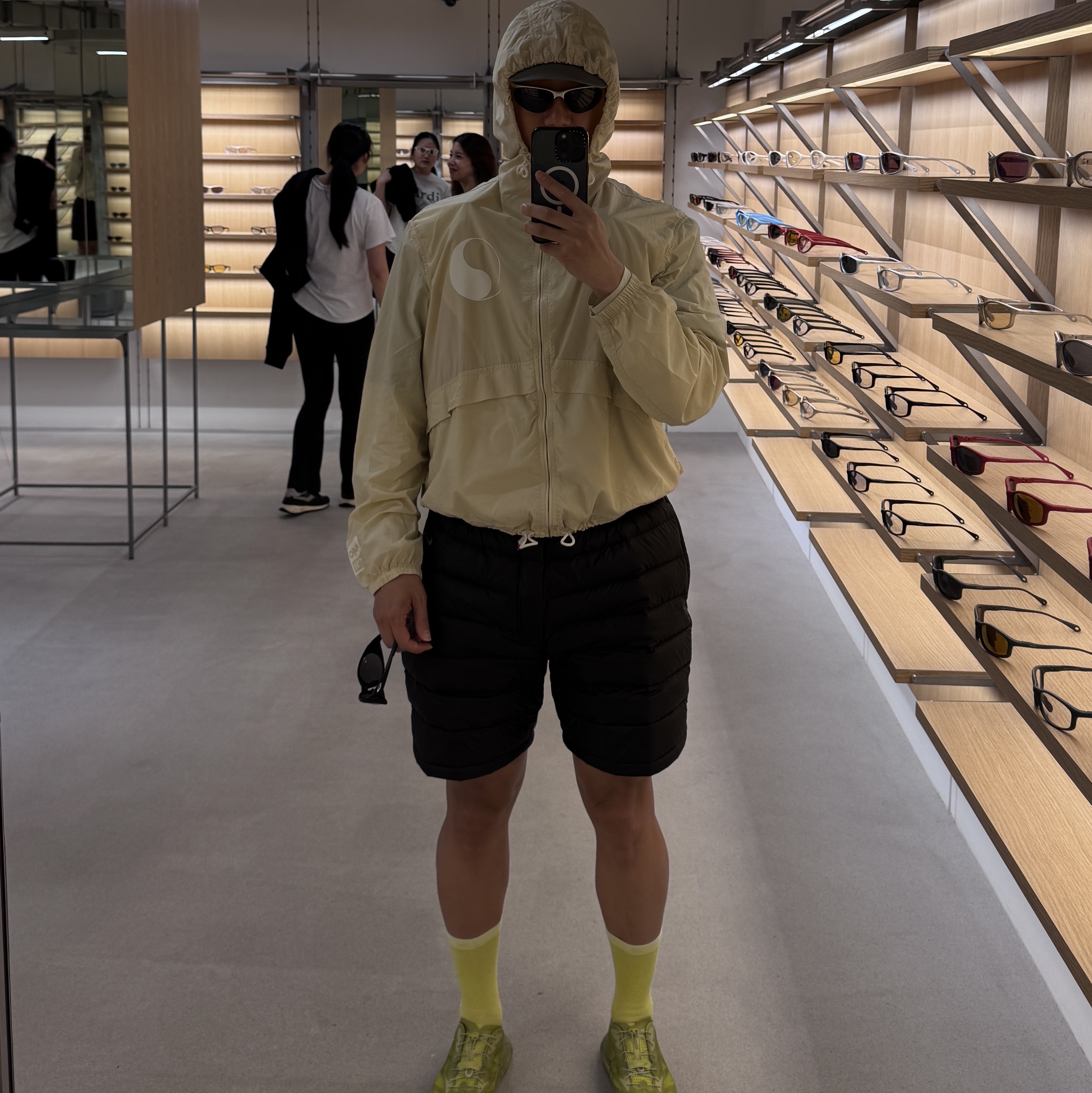 Hoka x Satisfy Mafate Speed 4 Lite Sulfur, Oakley Eye Jacket Redux Matte Black Frame Prizm Grey Lenses High Bridge Fit 착용 스타일 - 3
