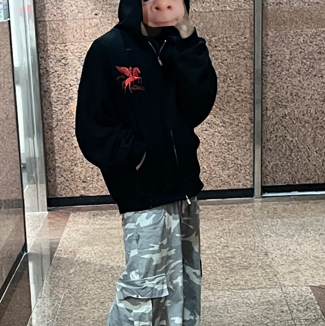 PACOSPLY Falling Angel Zip Up Hoodie Black, New Balance 530 White Silver 착용 스타일 - 3