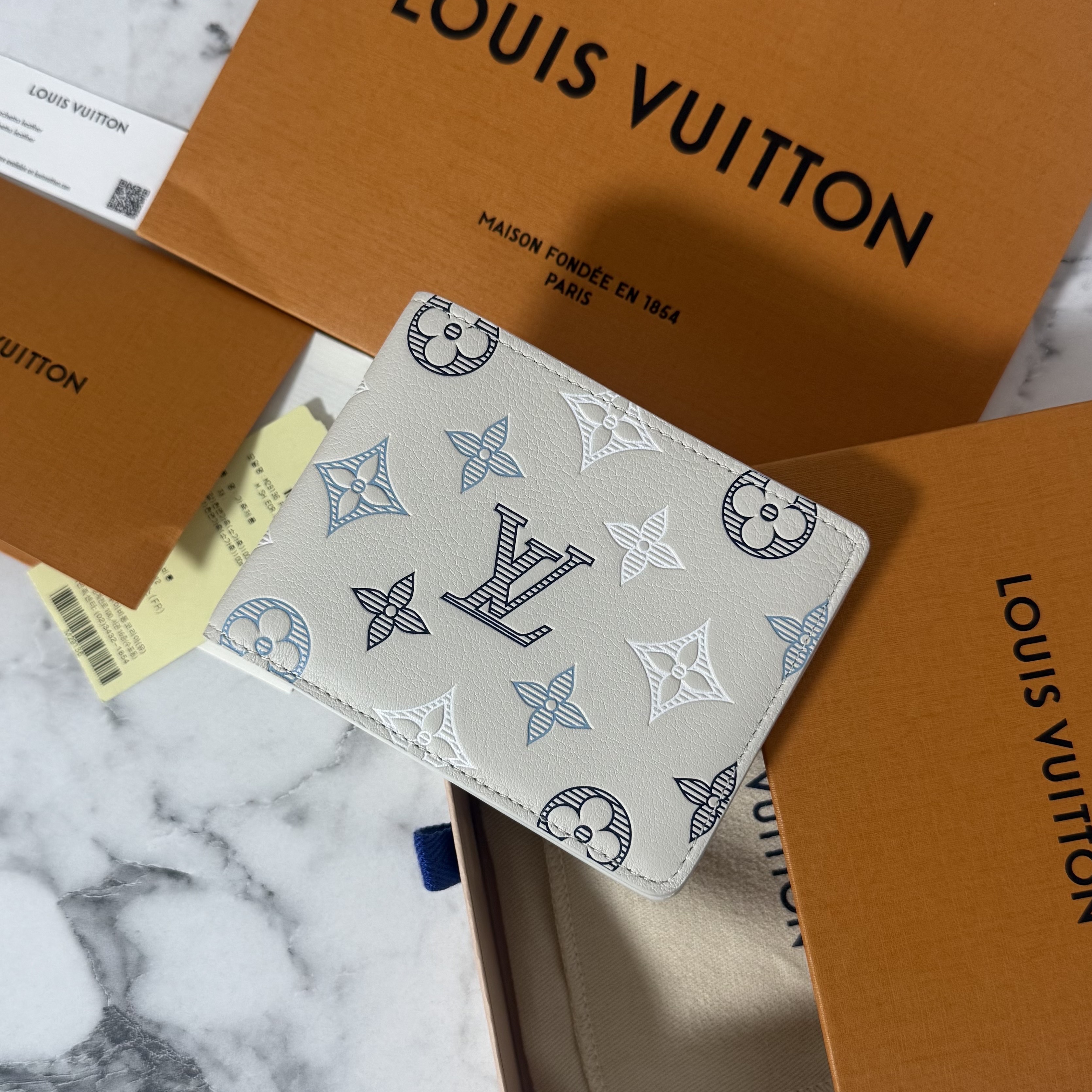 Louis Vuitton Multiple Wallet Navy Blue 착용 스타일