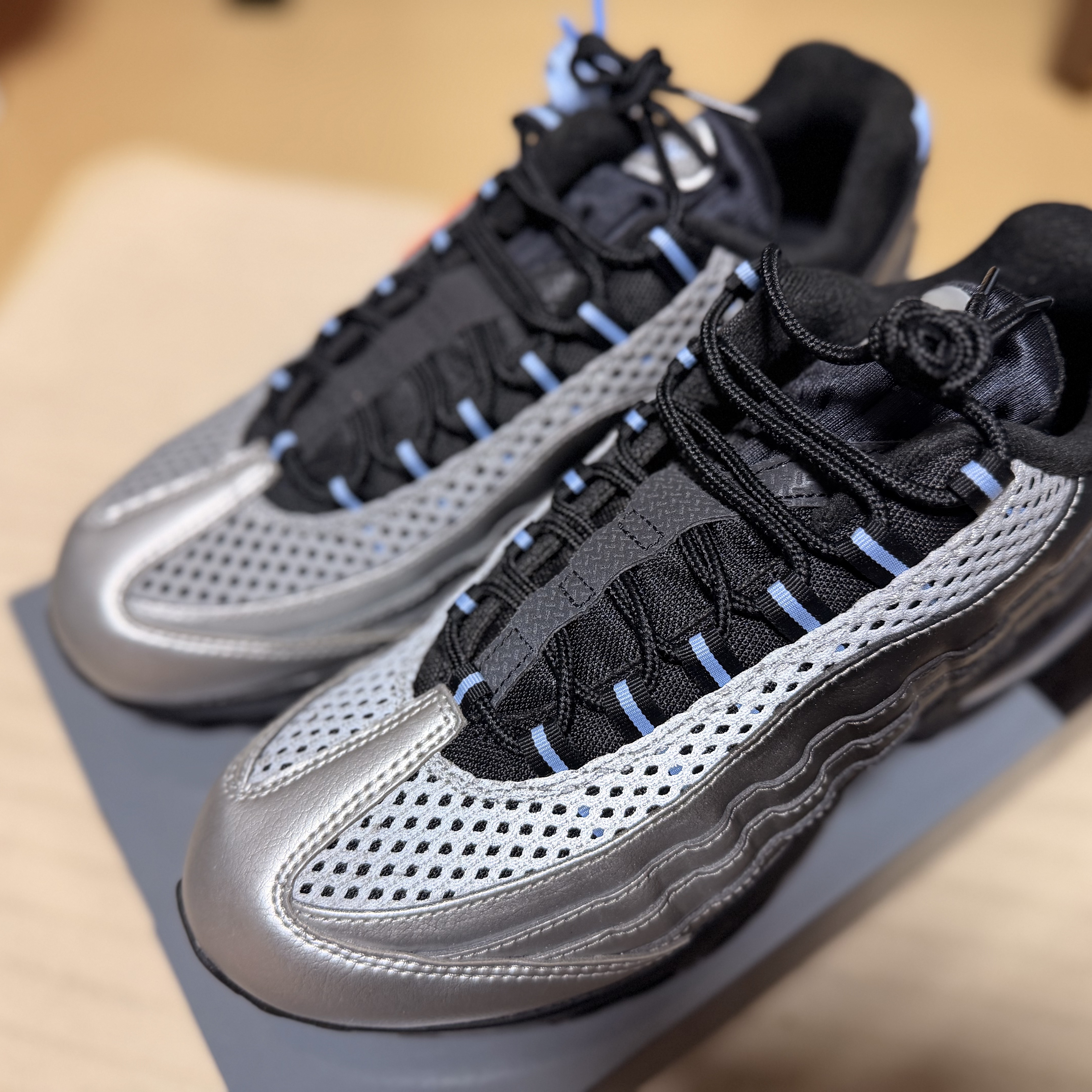 Nike x Palace Air Max 95 Metallic Silver Aluminum 착용 스타일 - 5