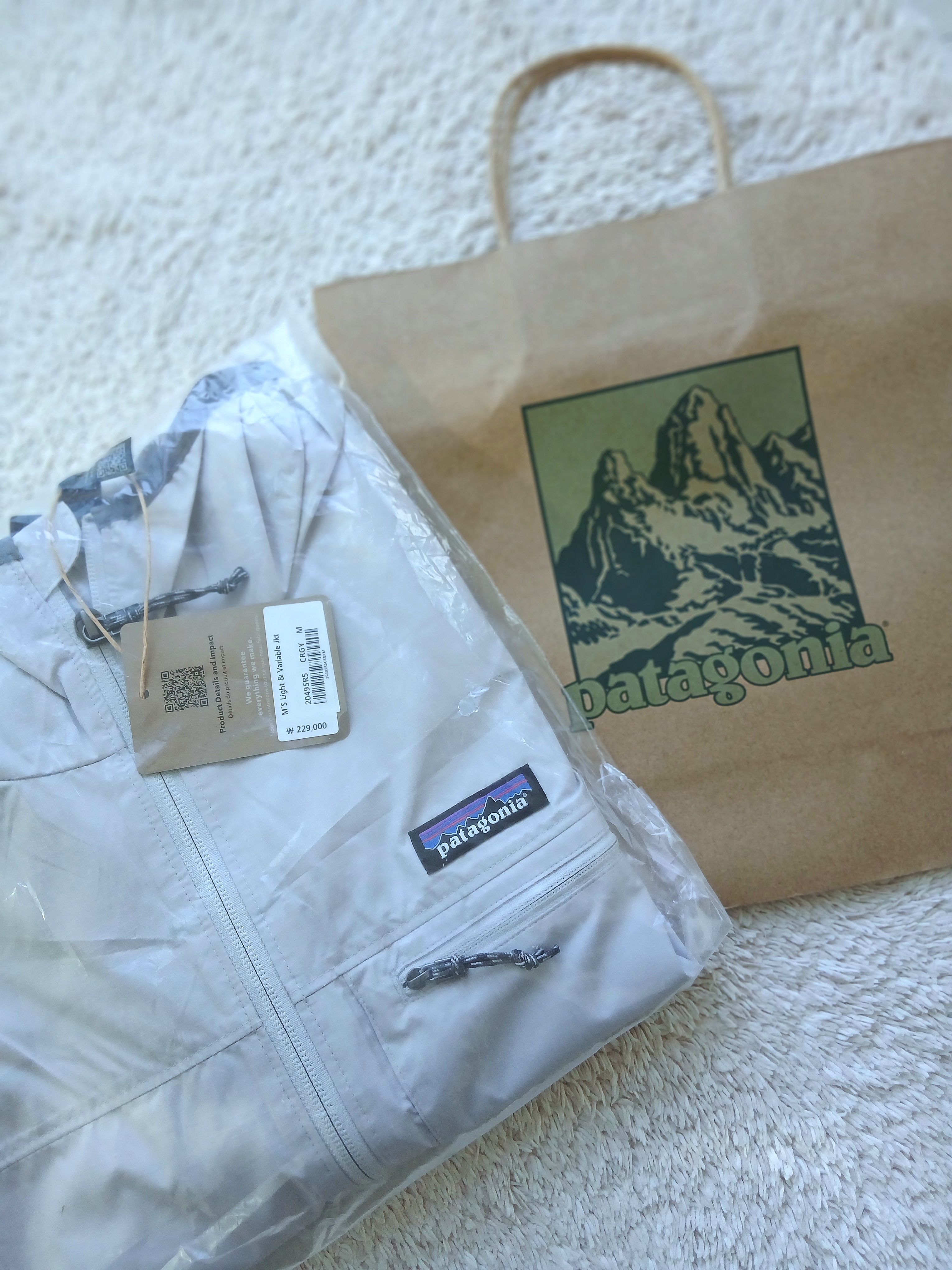 Patagonia Light Variable Jacket Crisp Grey 착용 스타일 - 2