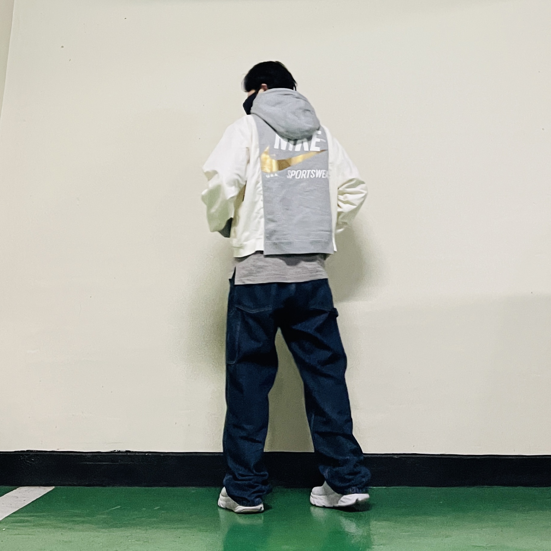 Nike NSW Hoodie BRS Dark Grey Heather, Levi's Silvertab Baggy Carpenter Jeans Dark Indigo 착용 스타일 - 1