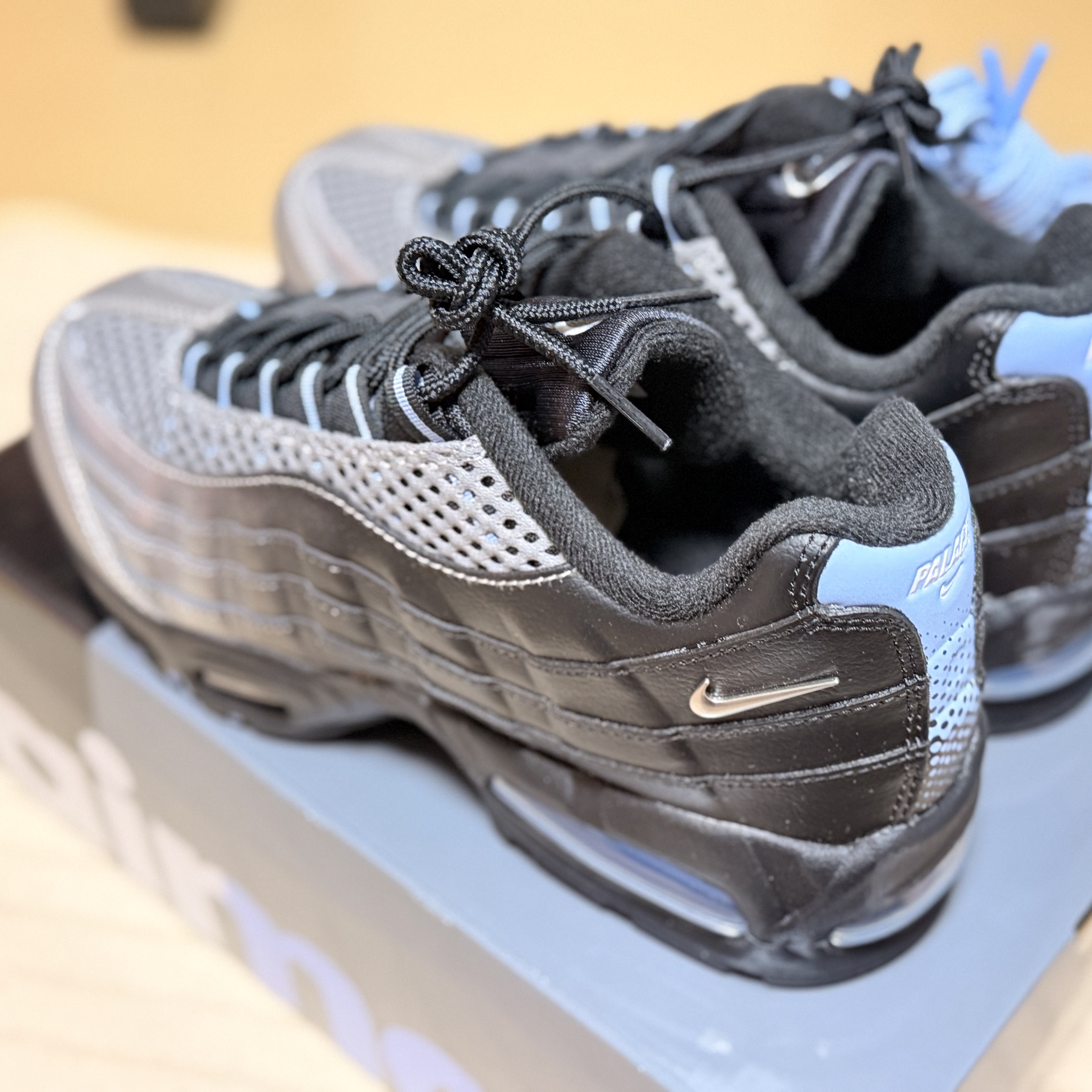 Nike x Palace Air Max 95 Metallic Silver Aluminum 착용 스타일 - 2
