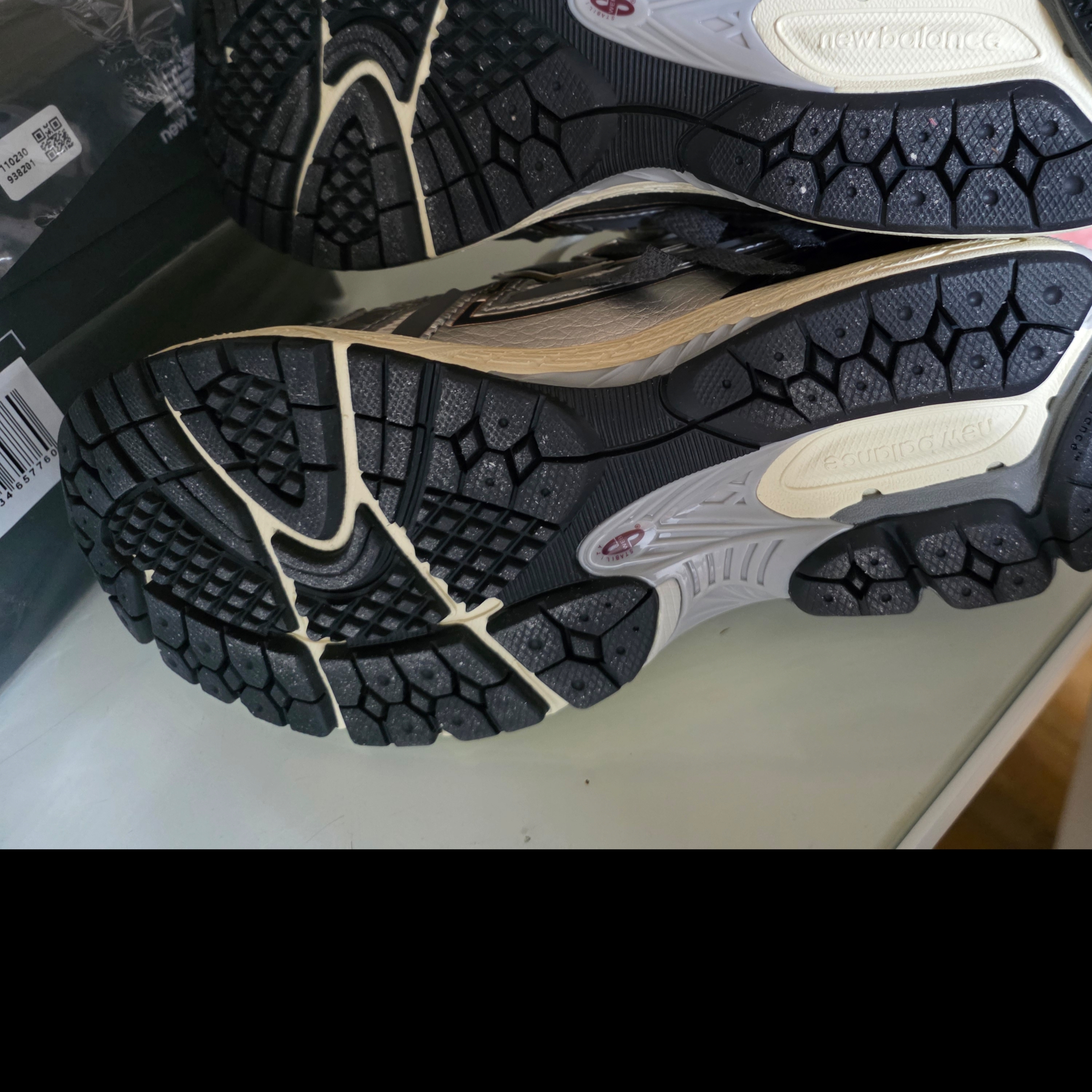 New Balance 1906A Silver Metallic Castlerock 착용 스타일