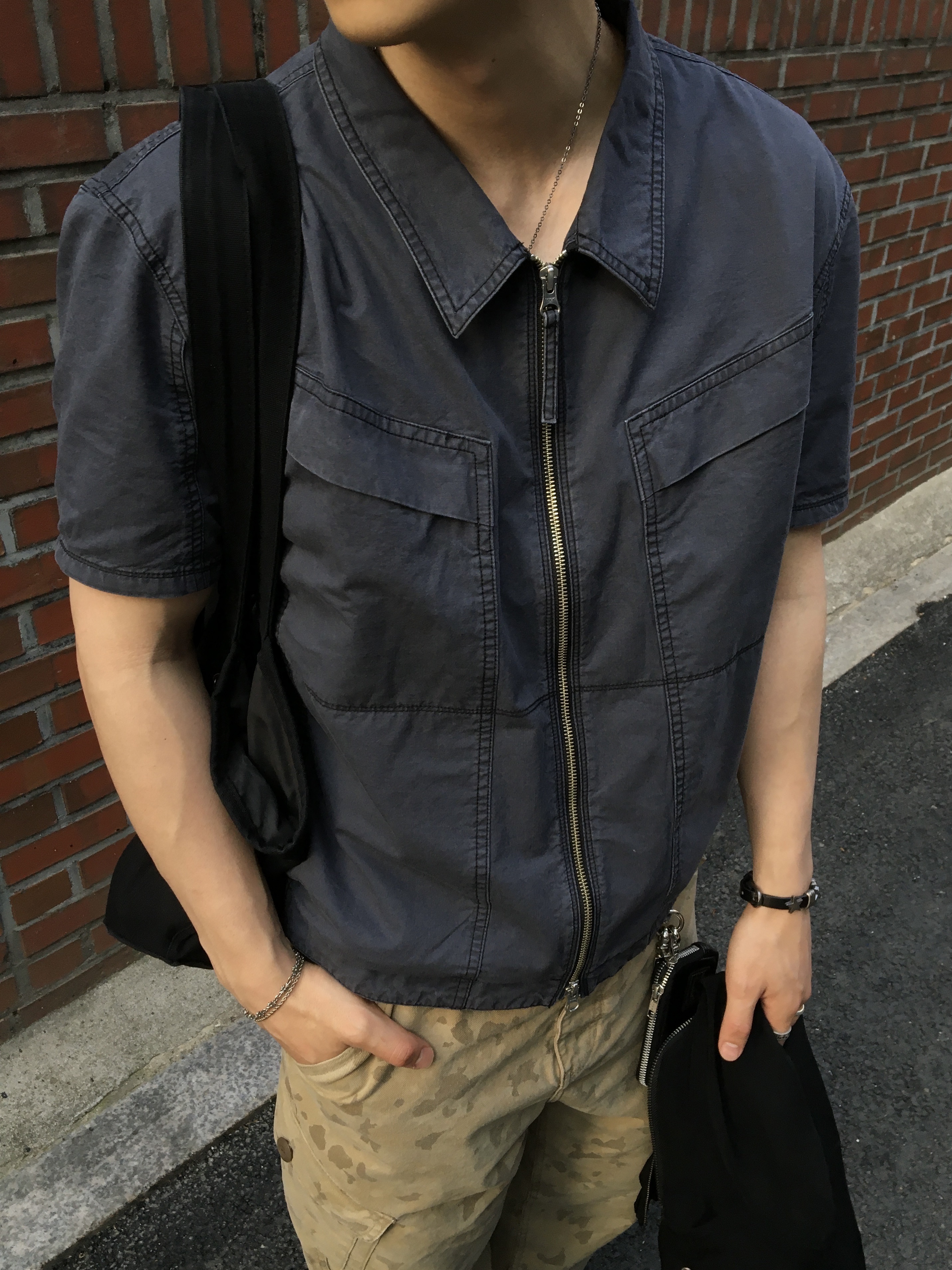 CHOWOO Overlap Pocket Camo Pants Washed Beige, CHOWOO Vintage Washed Flap Pockets Work Shacket  Washed Charcoal 착용 스타일 - 4