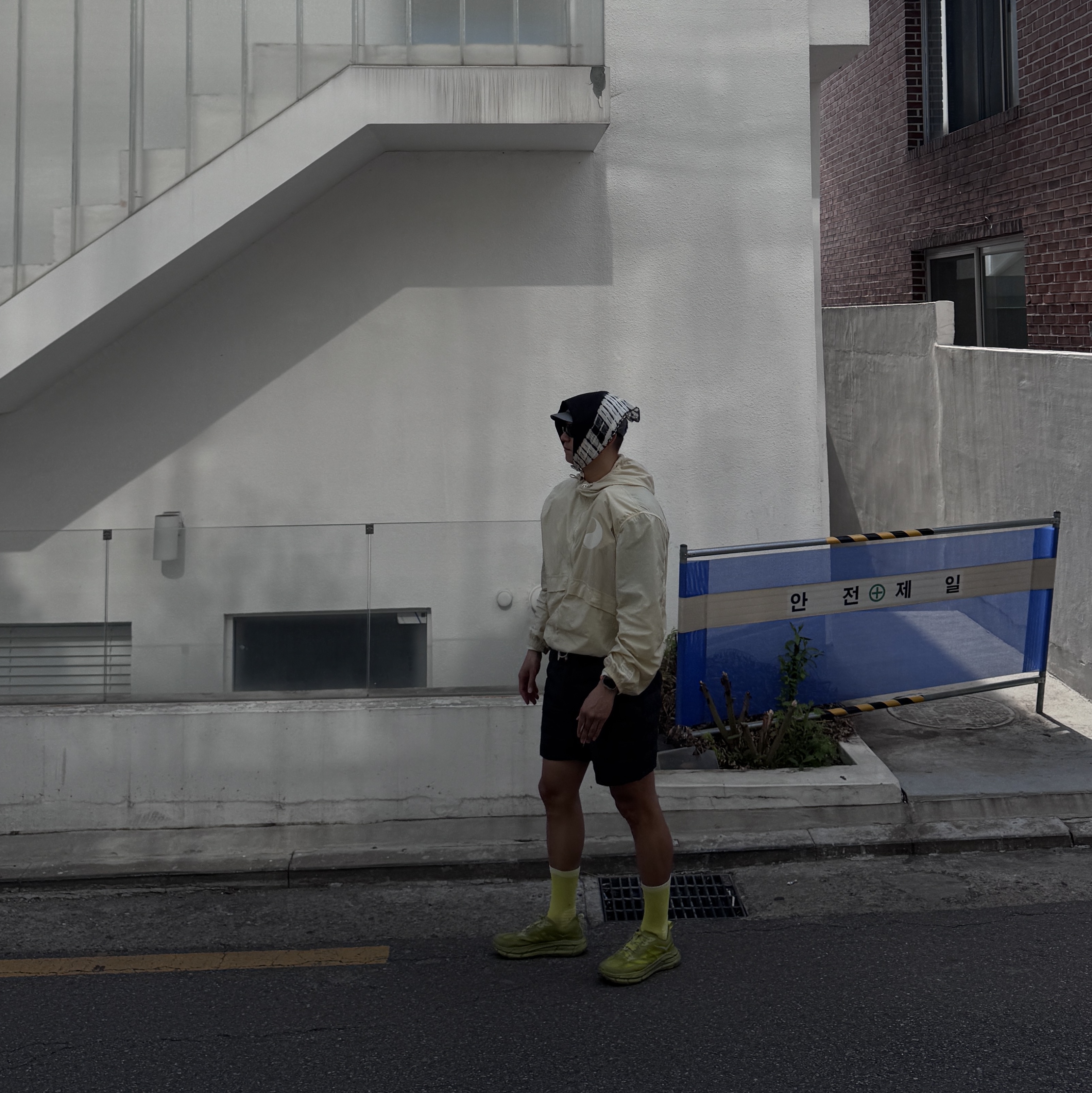 Hoka x Satisfy Mafate Speed 4 Lite Sulfur, Oakley Eye Jacket Redux Matte Black Frame Prizm Grey Lenses High Bridge Fit 착용 스타일 - 4