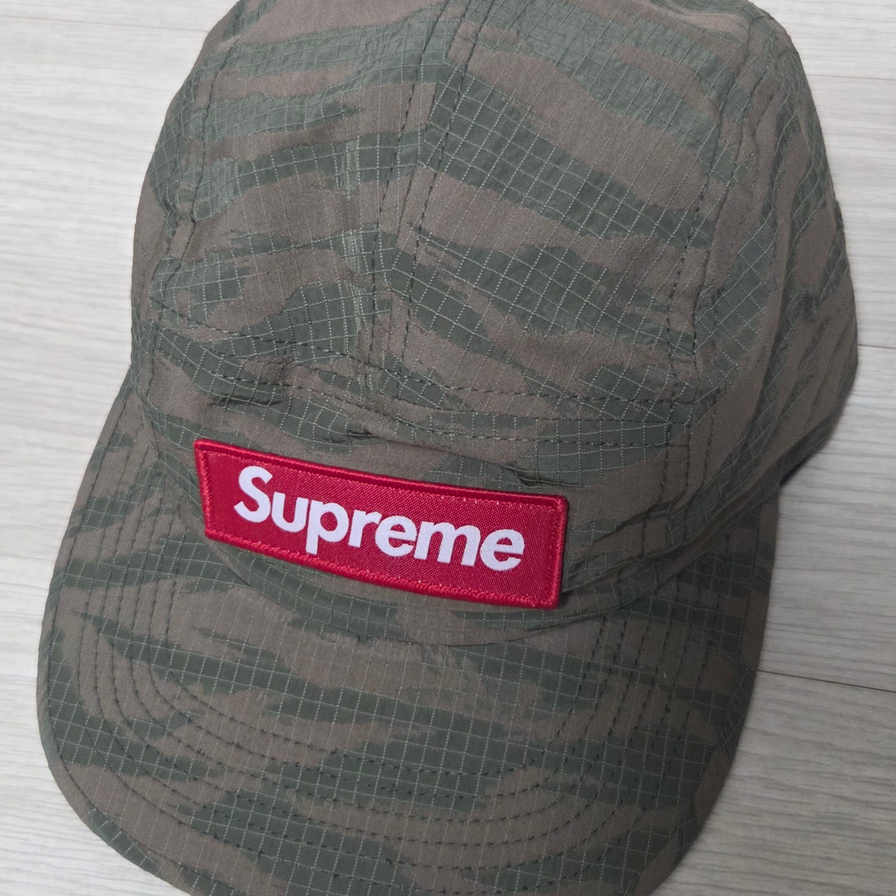 Supreme Tiger Camo Ripstop Camp Cap Olive - 26SS, Supreme Tiger Camo Ripstop Camp Cap Black - 26SS 착용 스타일 - 1