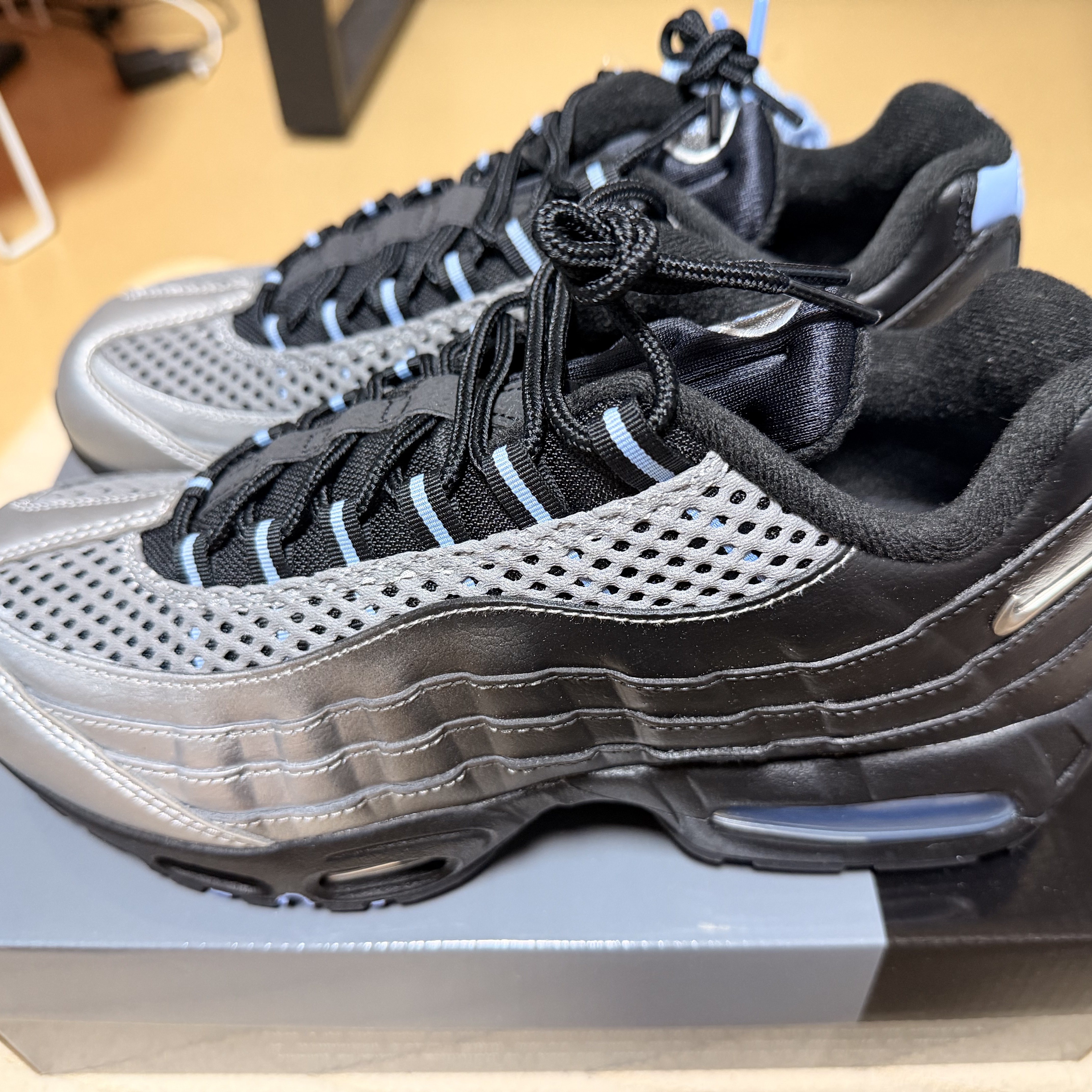Nike x Palace Air Max 95 Metallic Silver Aluminum 착용 스타일 - 4