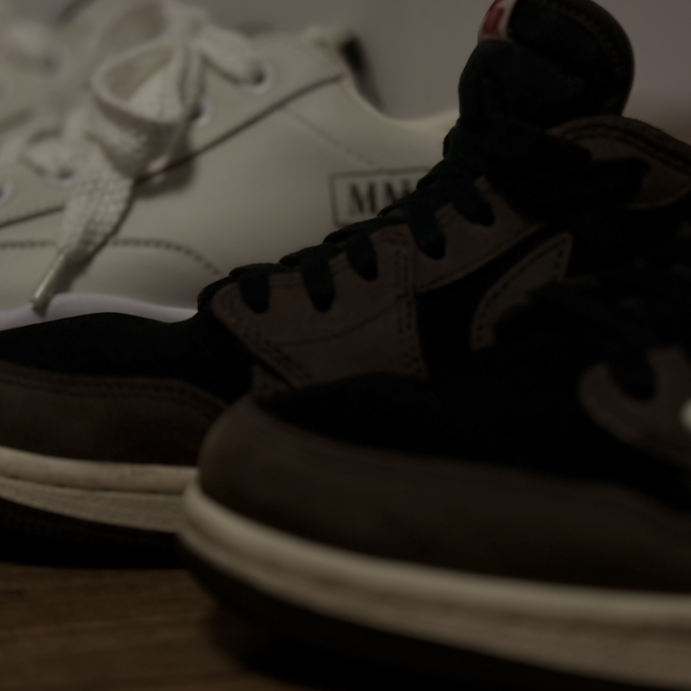 Jordan 1 x Travis Scott Retro Low OG SP Mocha, Maison Mihara Yasuhiro Blakey OG Sole Leather Low-top Sneakers White 착용 스타일
