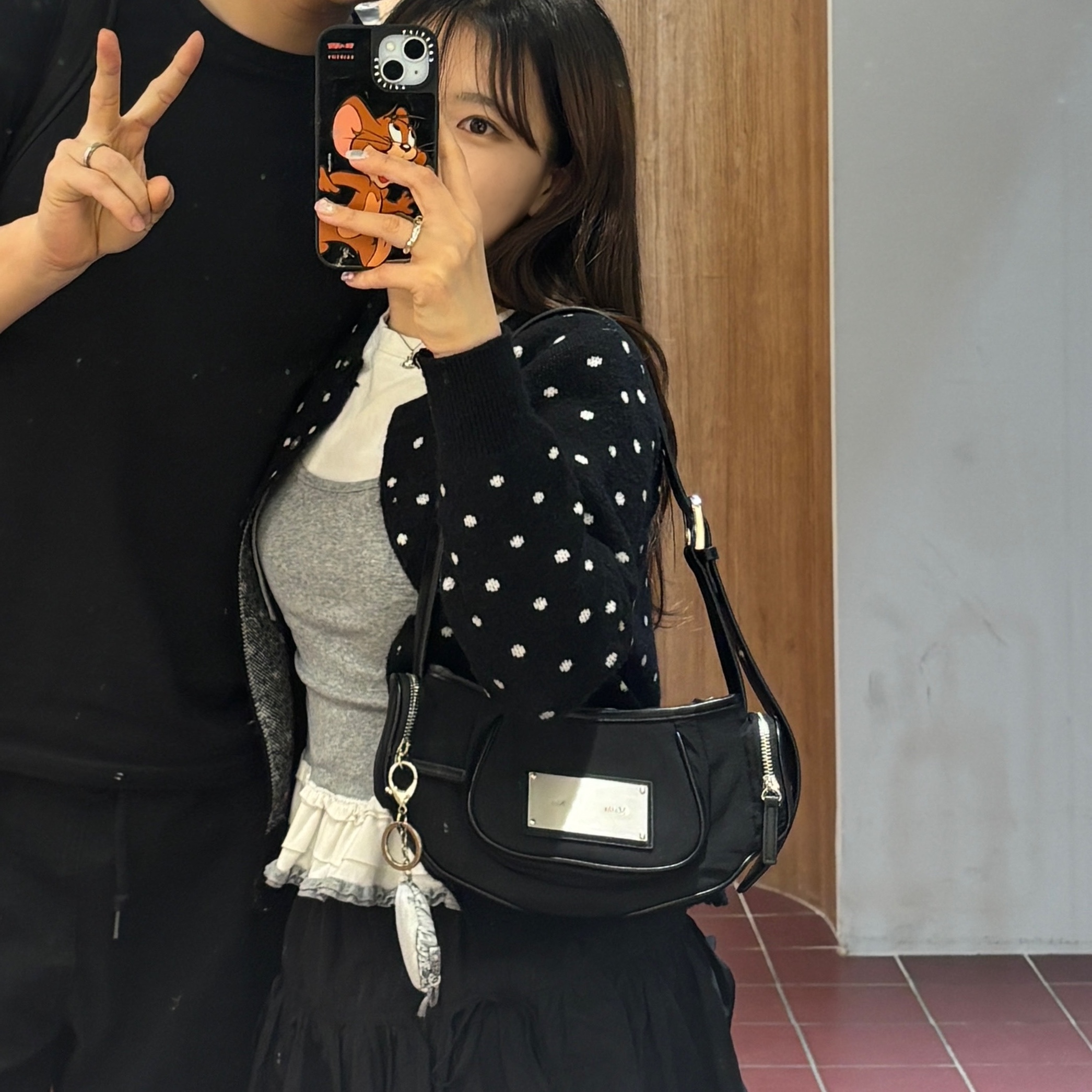 Matin Kim Madeleine Round Bag Black, Casetify x Tom & Jerry iPhone Jerry Character Magsafe Impact Case Black 착용 스타일 - 2