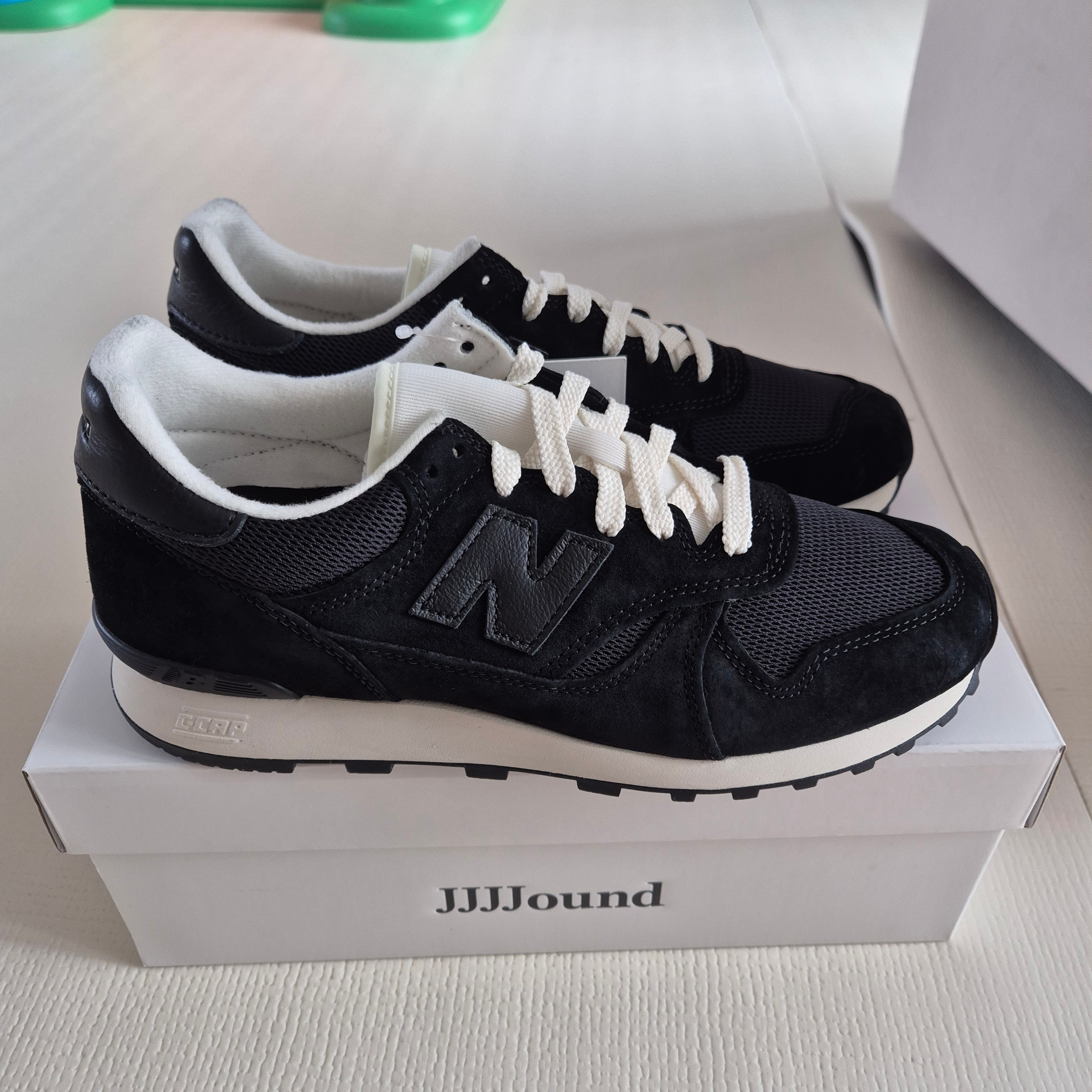 New Balance x JJJJound 475 Black White 착용 스타일 - 3