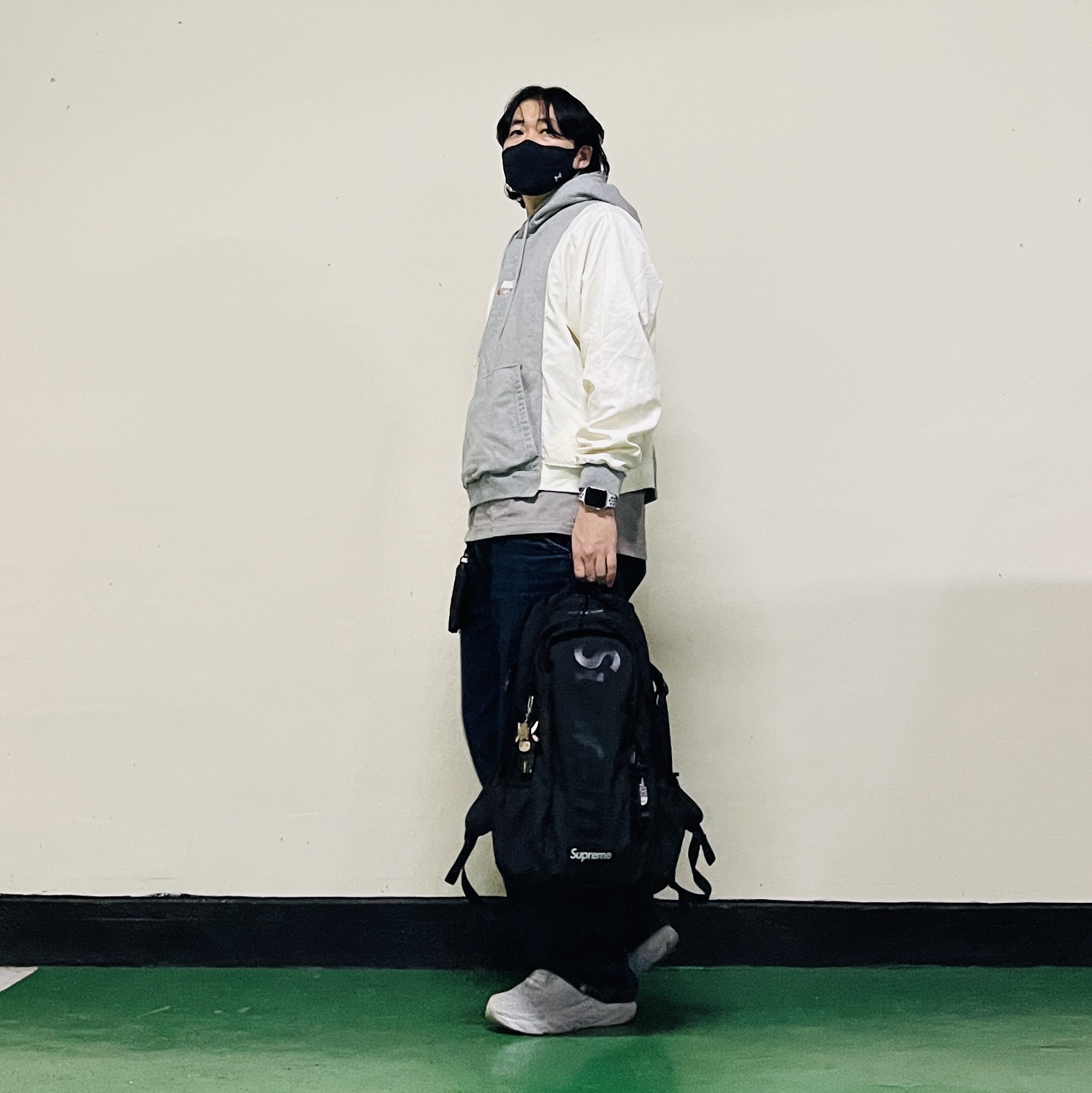 Nike NSW Hoodie BRS Dark Grey Heather, Levi's Silvertab Baggy Carpenter Jeans Dark Indigo 착용 스타일 - 4