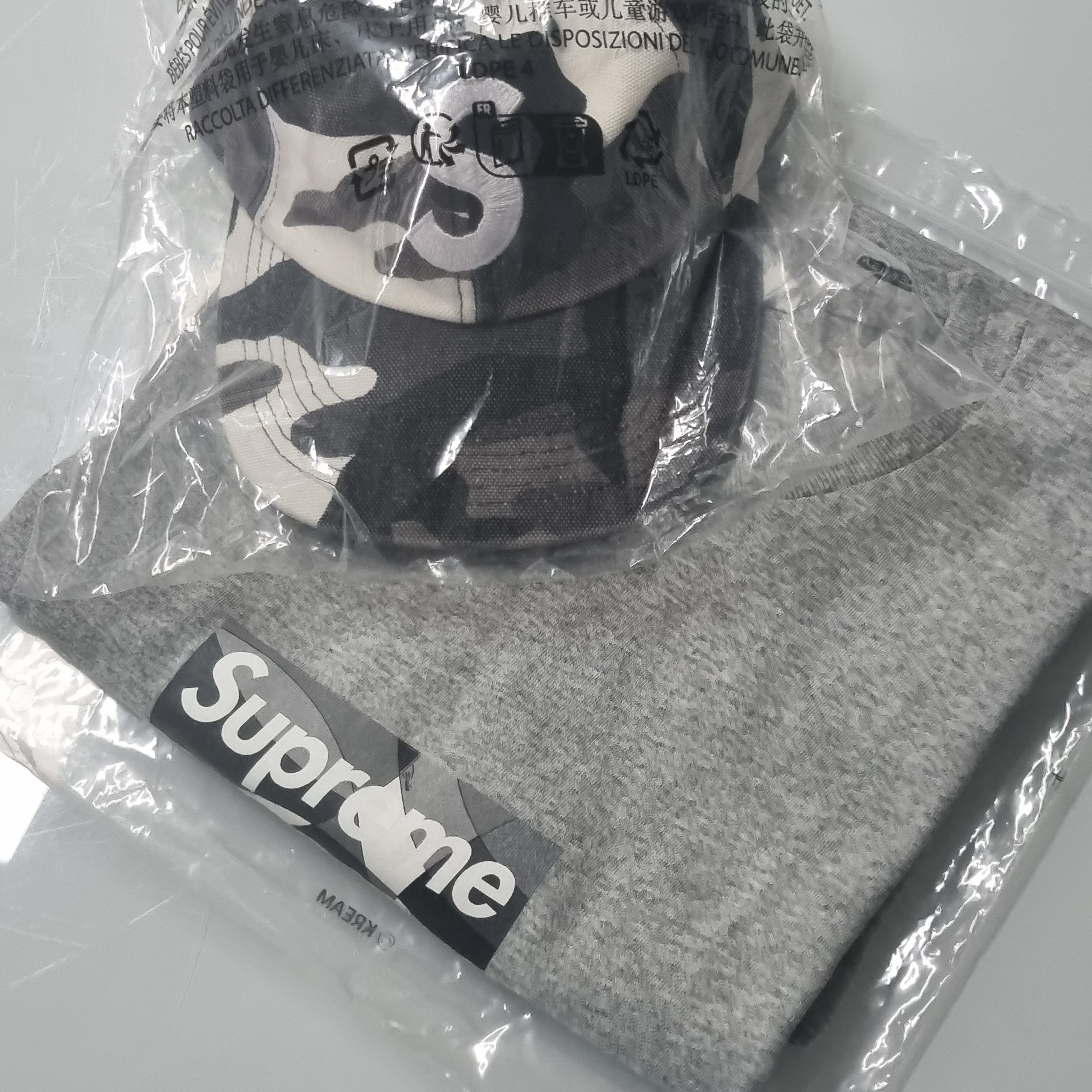 Supreme x Emilio Pucci Box Logo T-Shirt Heather Grey Black - 21SS, Supreme Pigment Coated Canvas S Logo 6-Panel Snow Camo - 25FW 착용 스타일