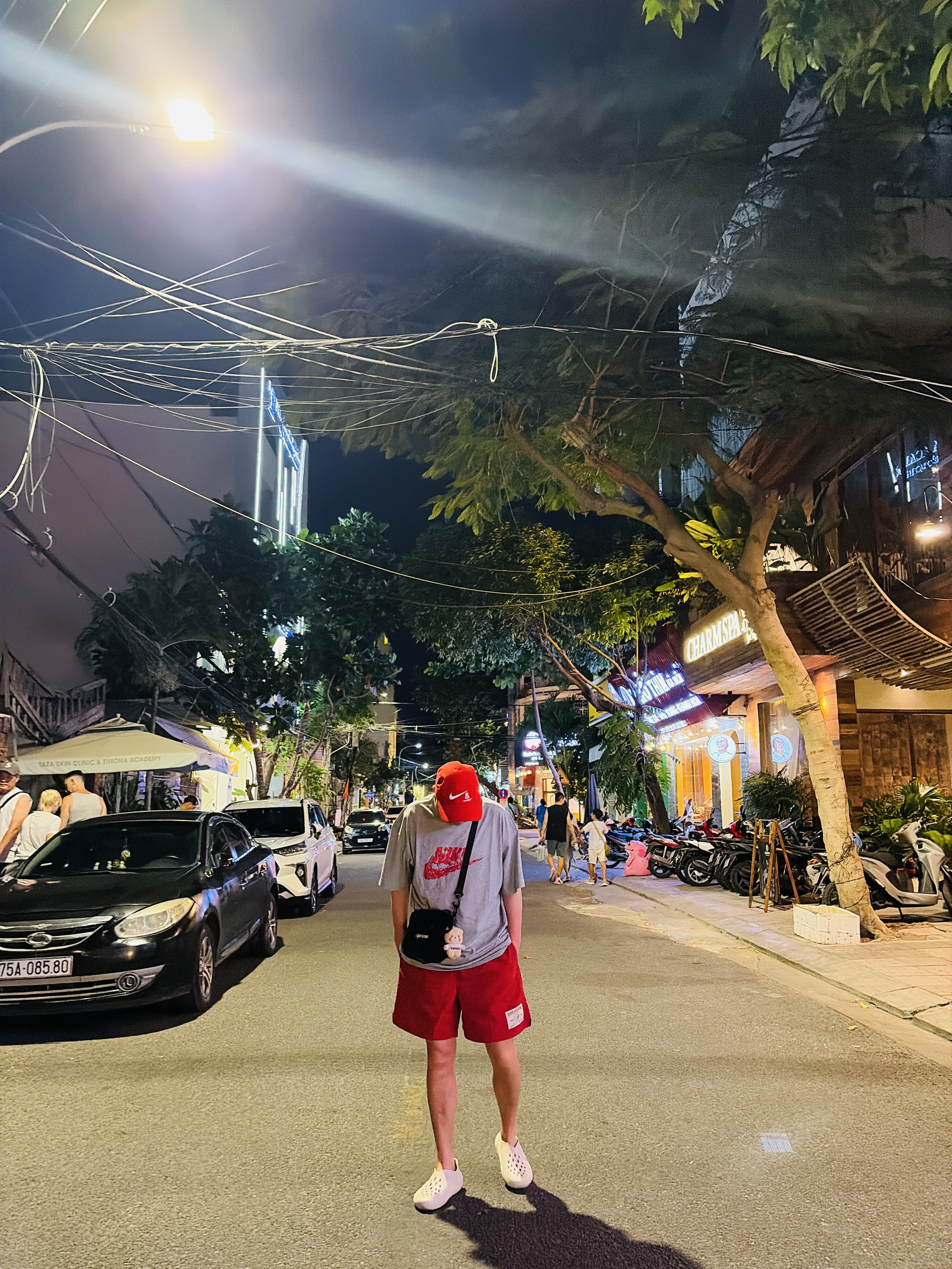 Nike x Undercover NRG AW84 TC Adjustable Cap Red, Nike x Stranger Things NSW VECNA Short Sleeve T-Shirt Dark Grey Heather (IB8068-063) 착용 스타일 - 3