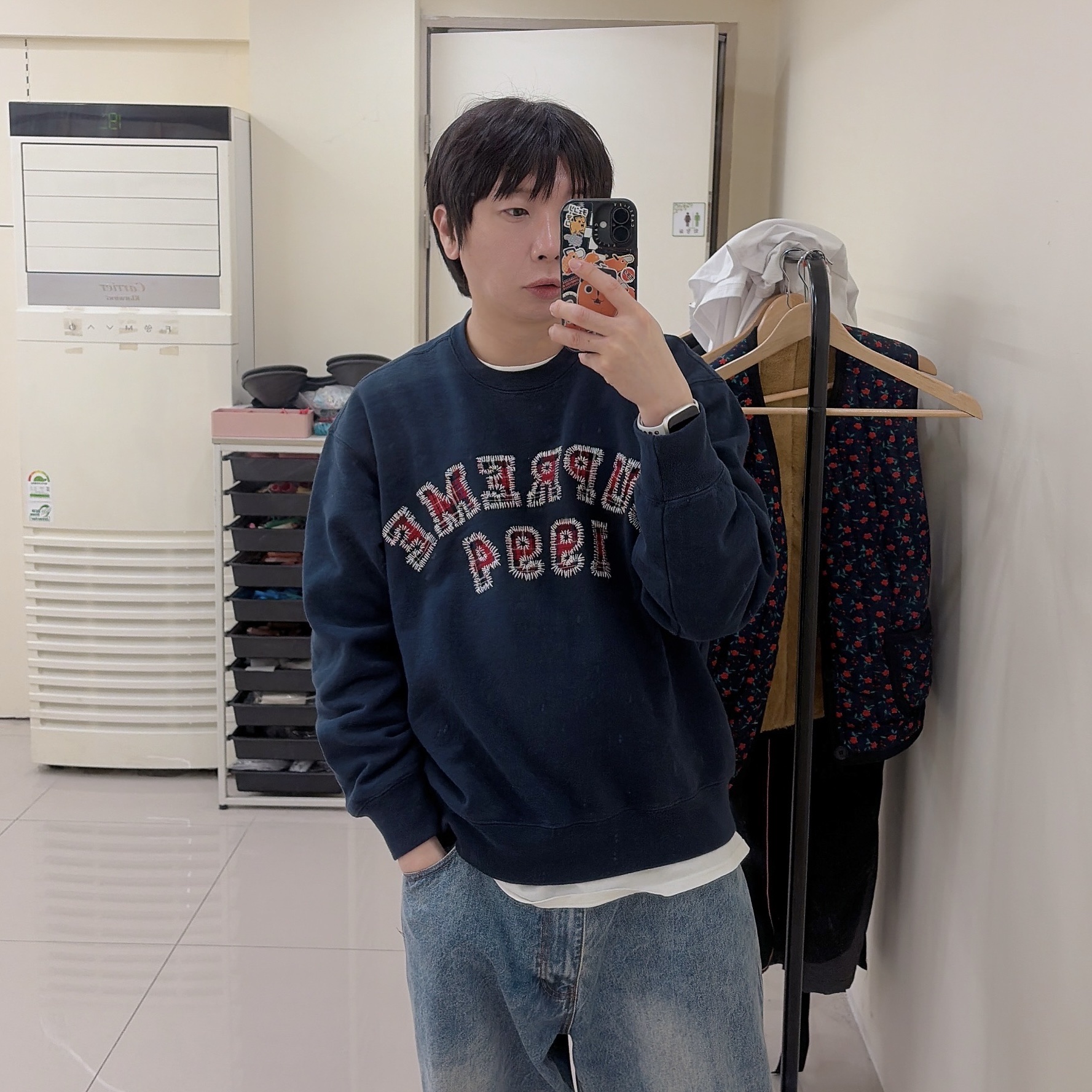 Supreme Plaid Arc Crewneck Navy - 26SS 착용 스타일