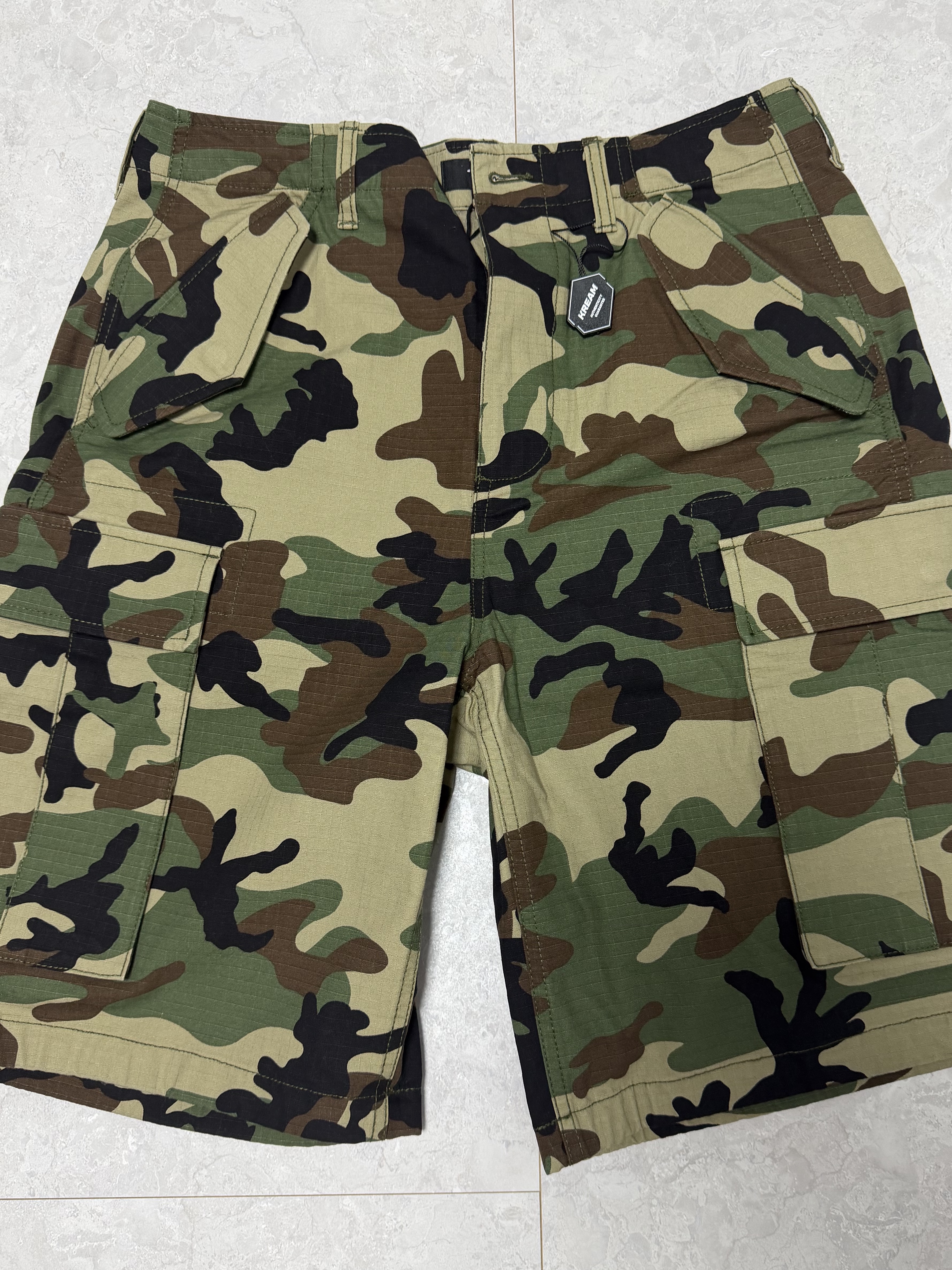 Stussy Cargo Shorts Ripstop Woodland Camo 착용 스타일