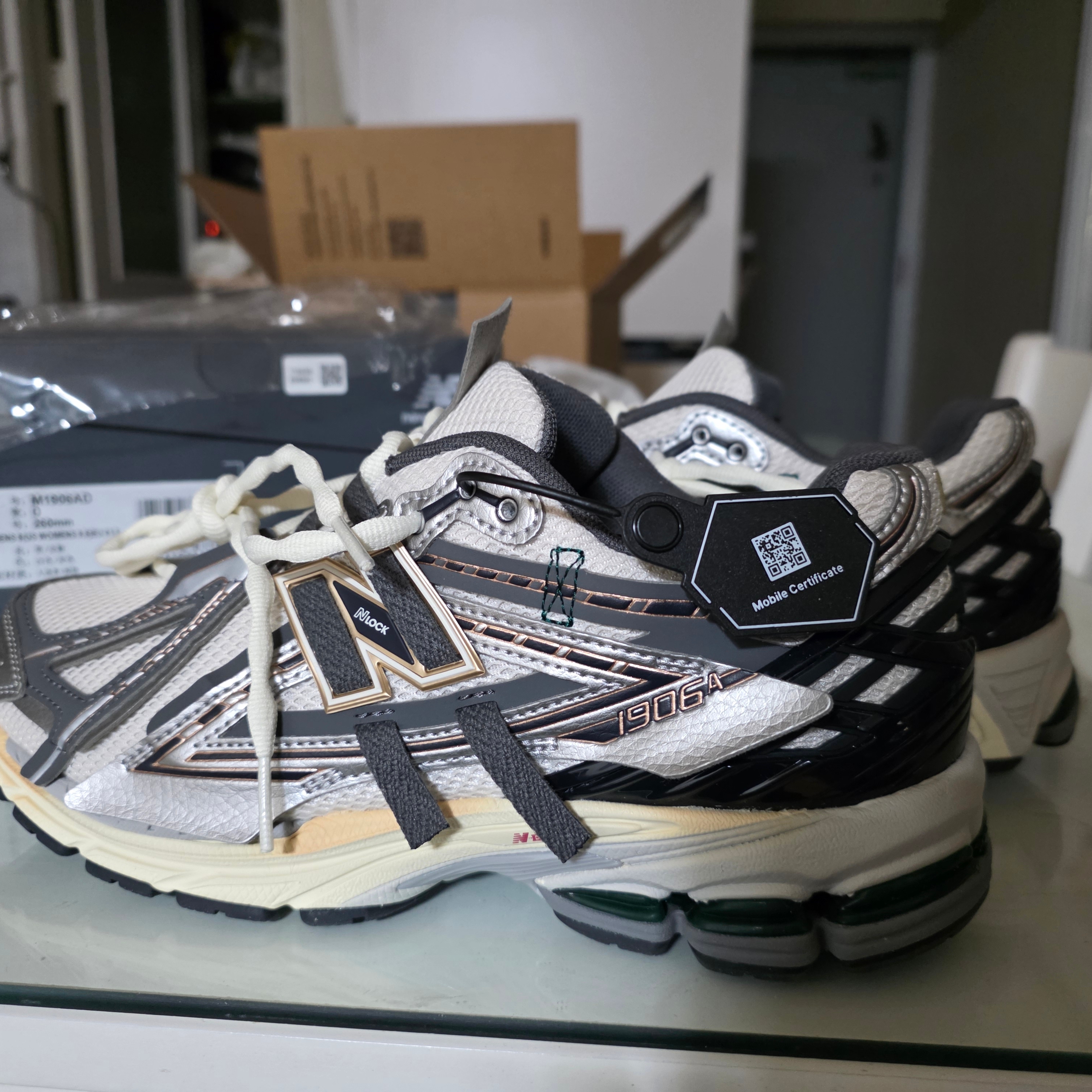 New Balance 1906A Silver Metallic Castlerock 착용 스타일 - 2