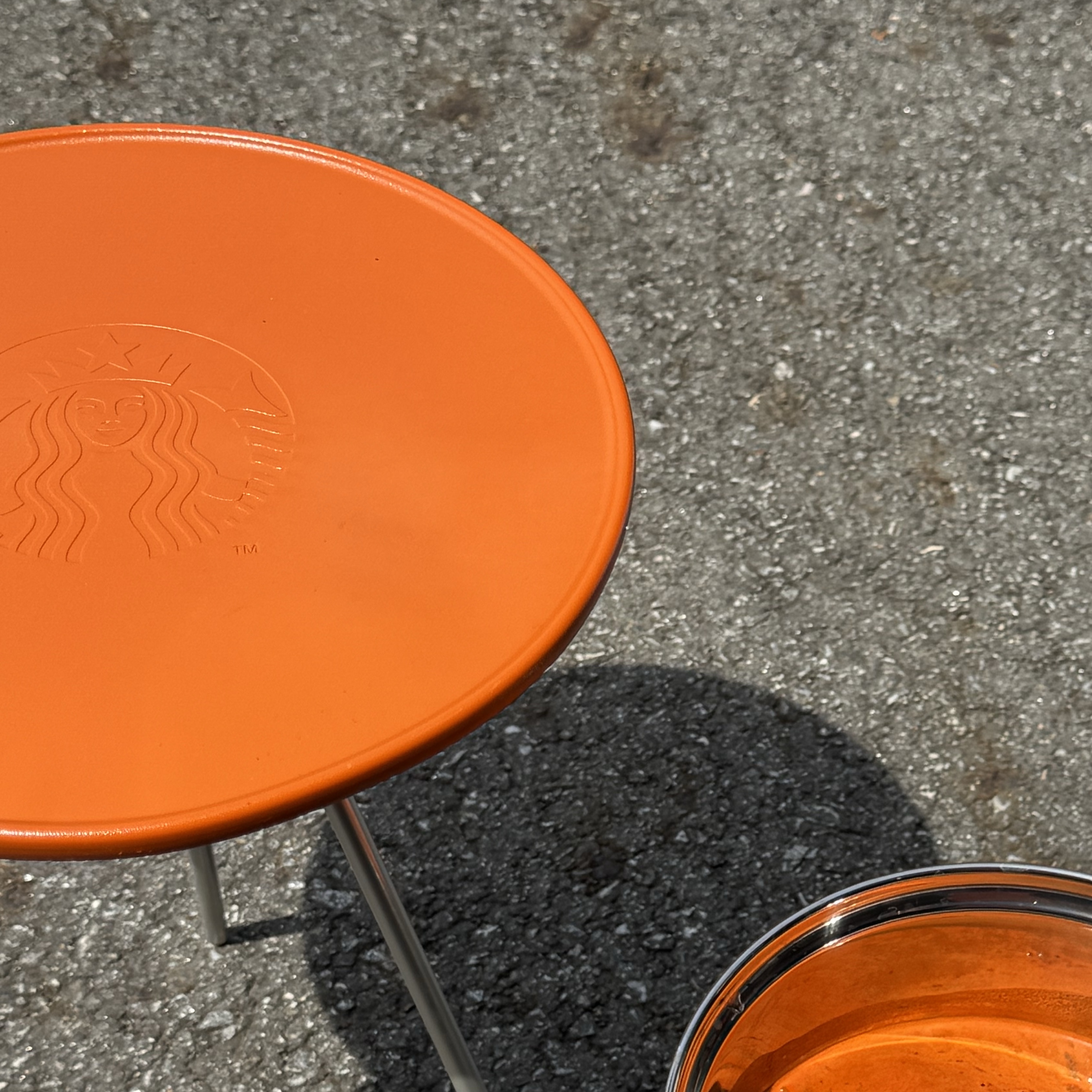 Starbucks x Helinox Side Table Brick Orange 착용 스타일