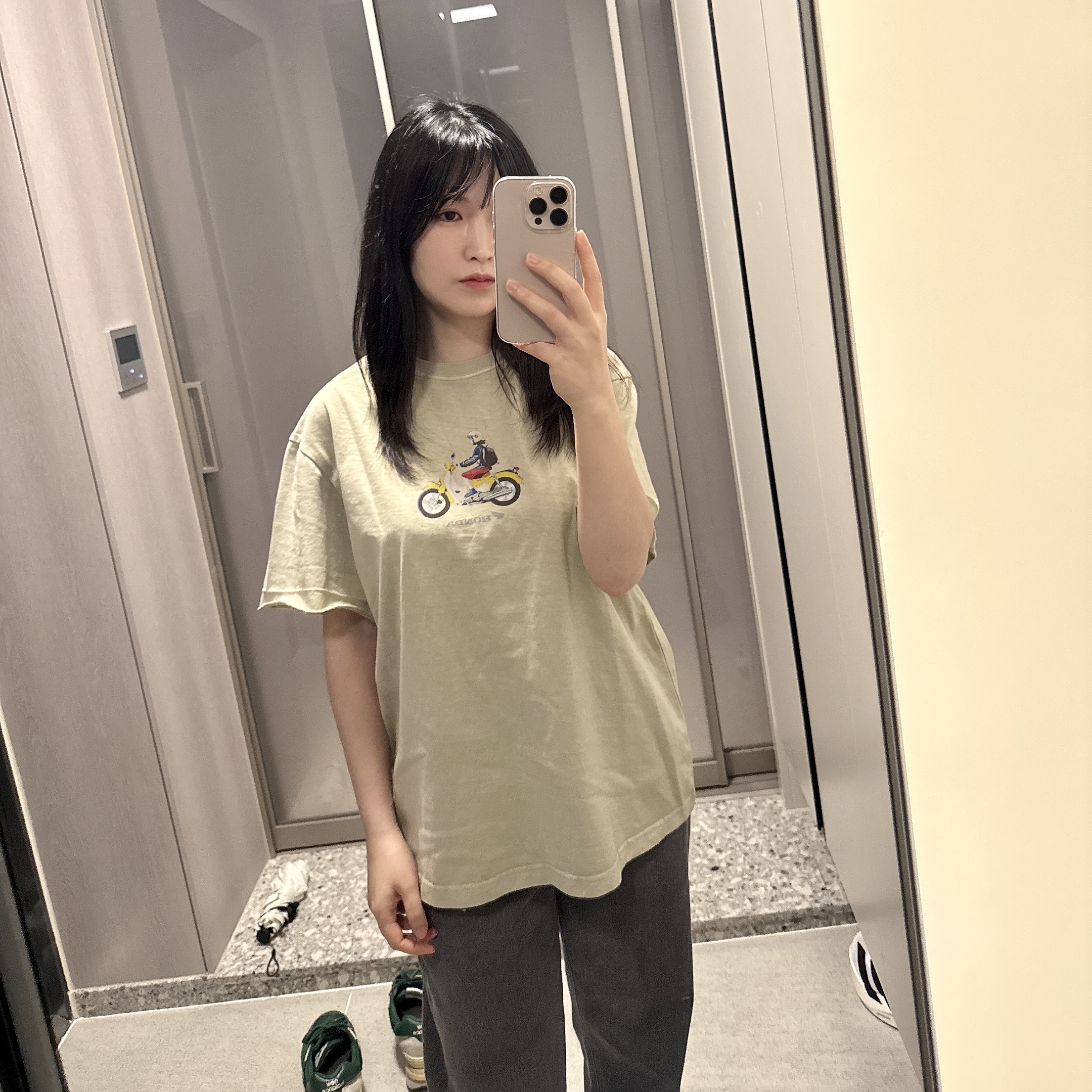 [KREAM 단독] Honda x Tree13 Squash Short Sleeve Pigment Charcoal, [KREAM 단독] Honda x Tree13 Supercub Wing Logo Short Sleeve Beige 착용 스타일 - 3