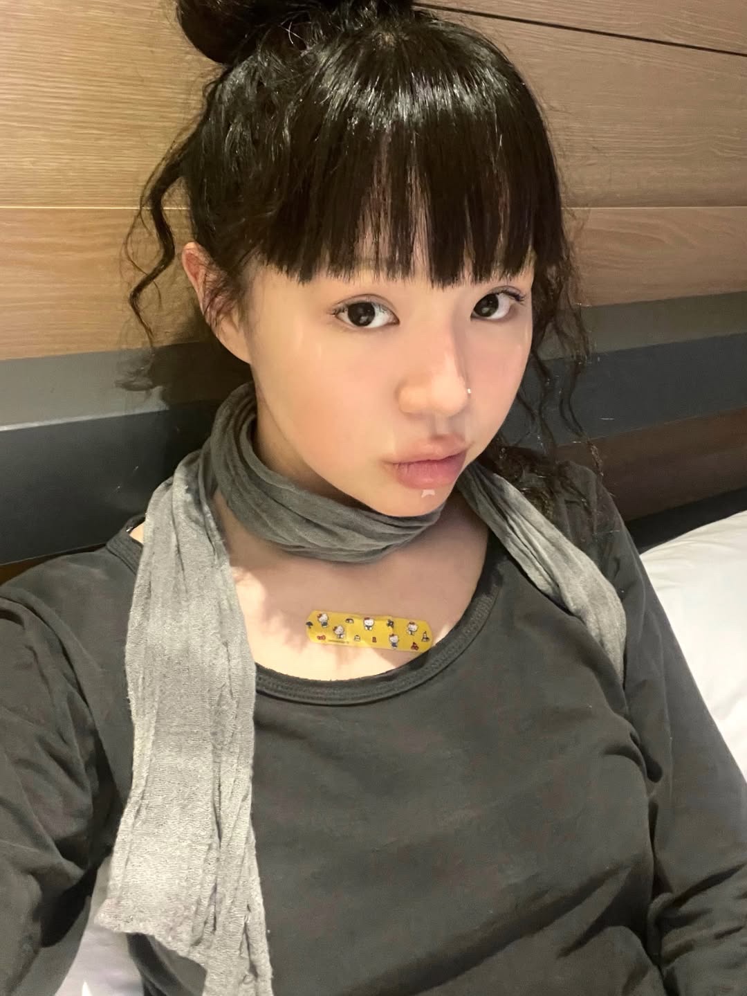 Sunday Ceremony Raw Natural Scarf - Charcoal Dyed 착용 스타일 - 2