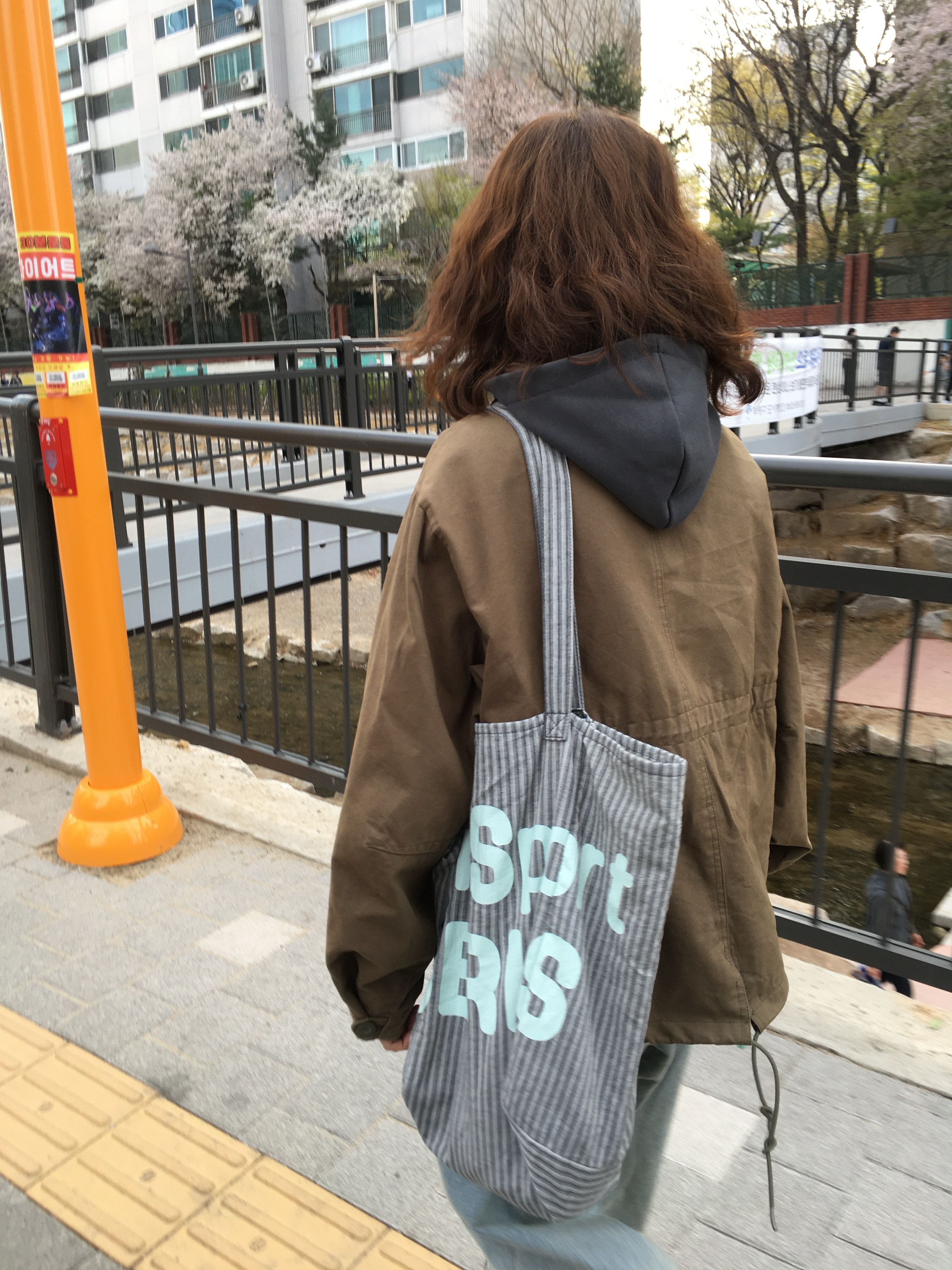 [더블적립] sunlovetour SSS Cotton Tote Grey Stripe 착용 스타일 - 2