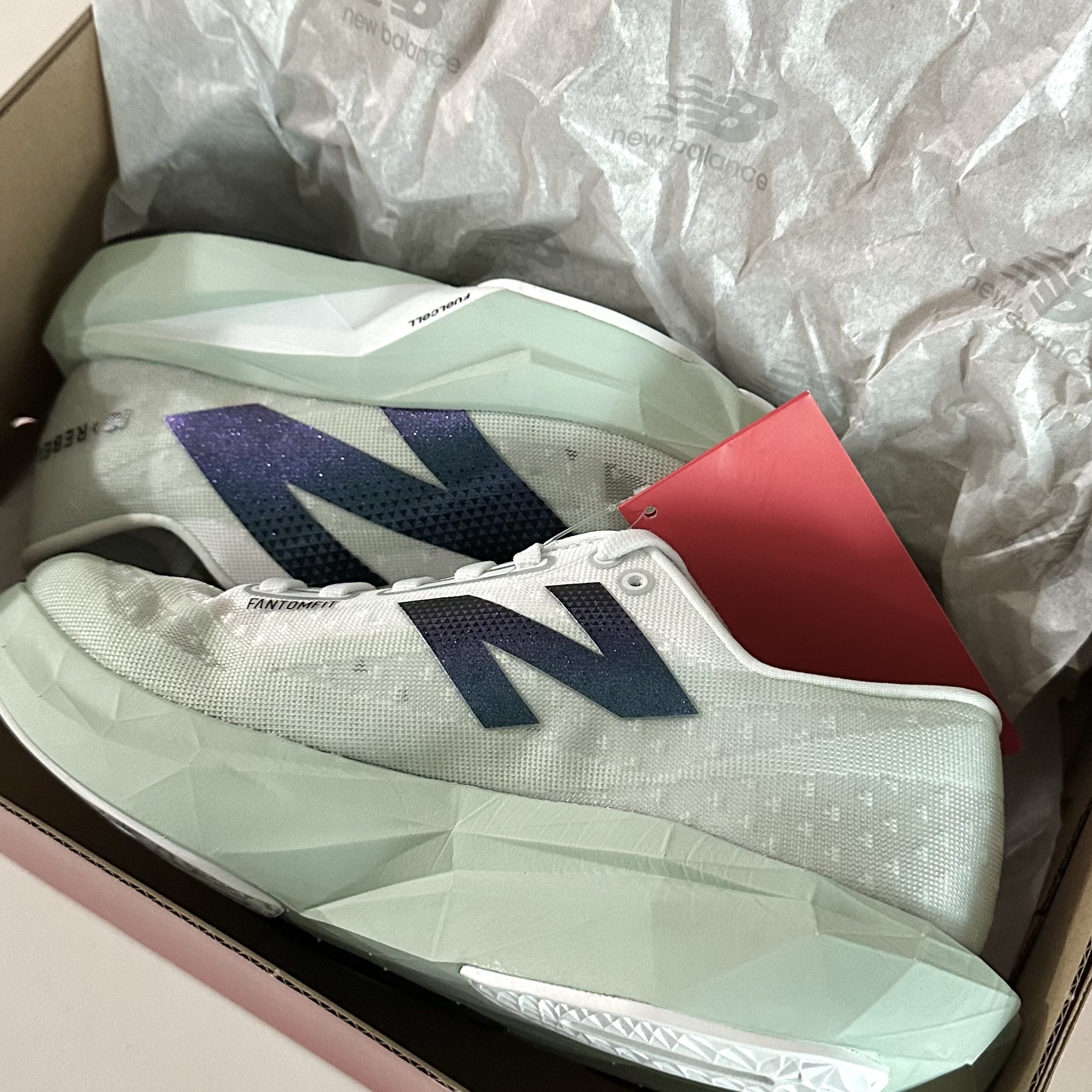 (W) New Balance FuelCell Rebel v4 Clay Ash White - D Wide 착용 스타일