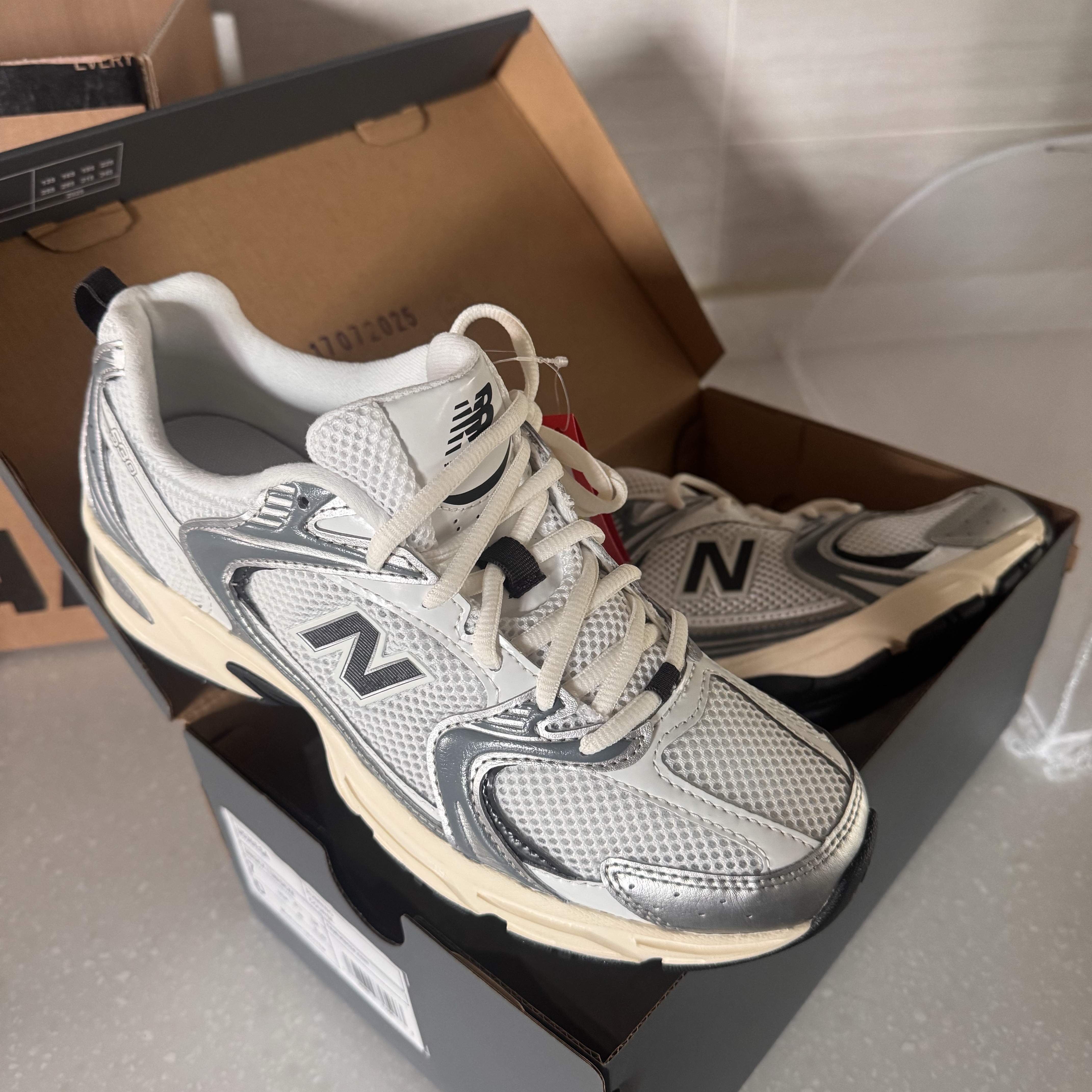 New Balance 530 Silver Metallic Black Cement 착용 스타일