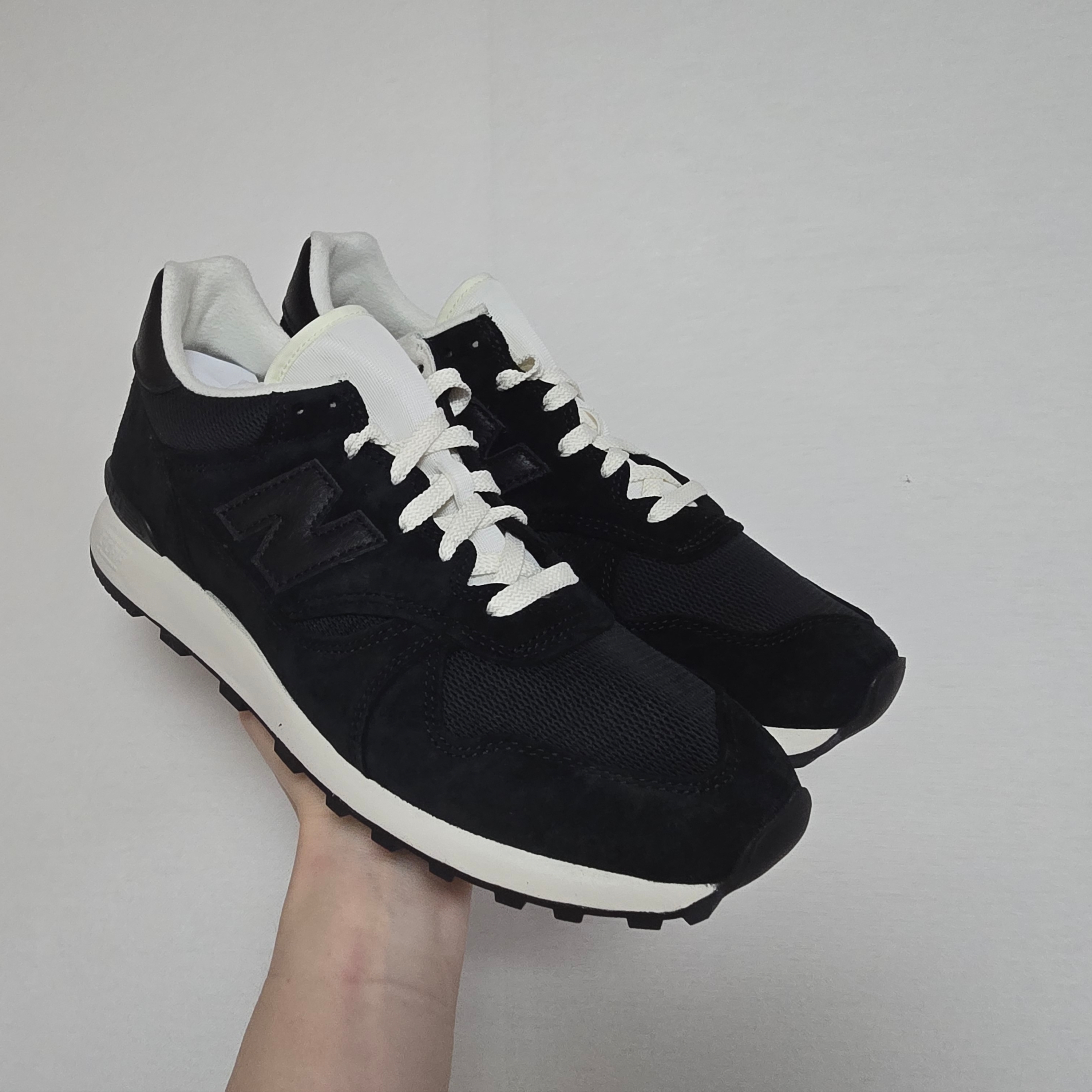 New Balance x JJJJound 475 Black White 착용 스타일 - 2