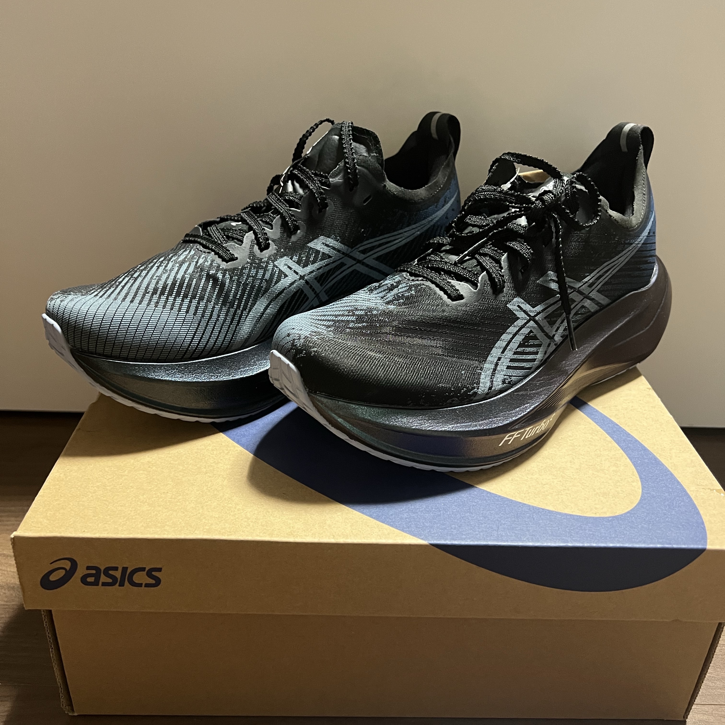 Asics Megablast Black White 착용 스타일