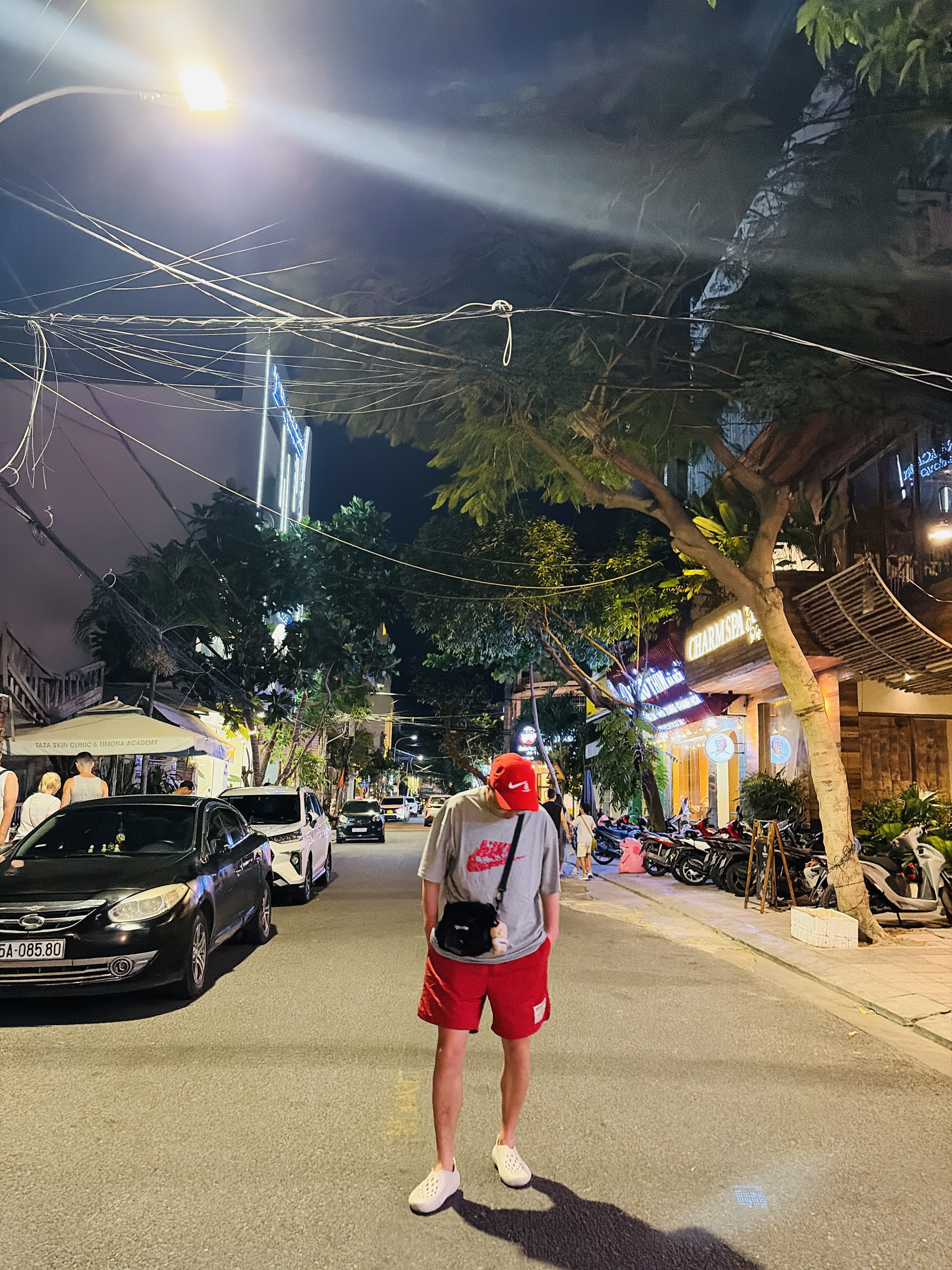 Nike x Undercover NRG AW84 TC Adjustable Cap Red, Nike x Stranger Things NSW VECNA Short Sleeve T-Shirt Dark Grey Heather (IB8068-063) 착용 스타일 - 4