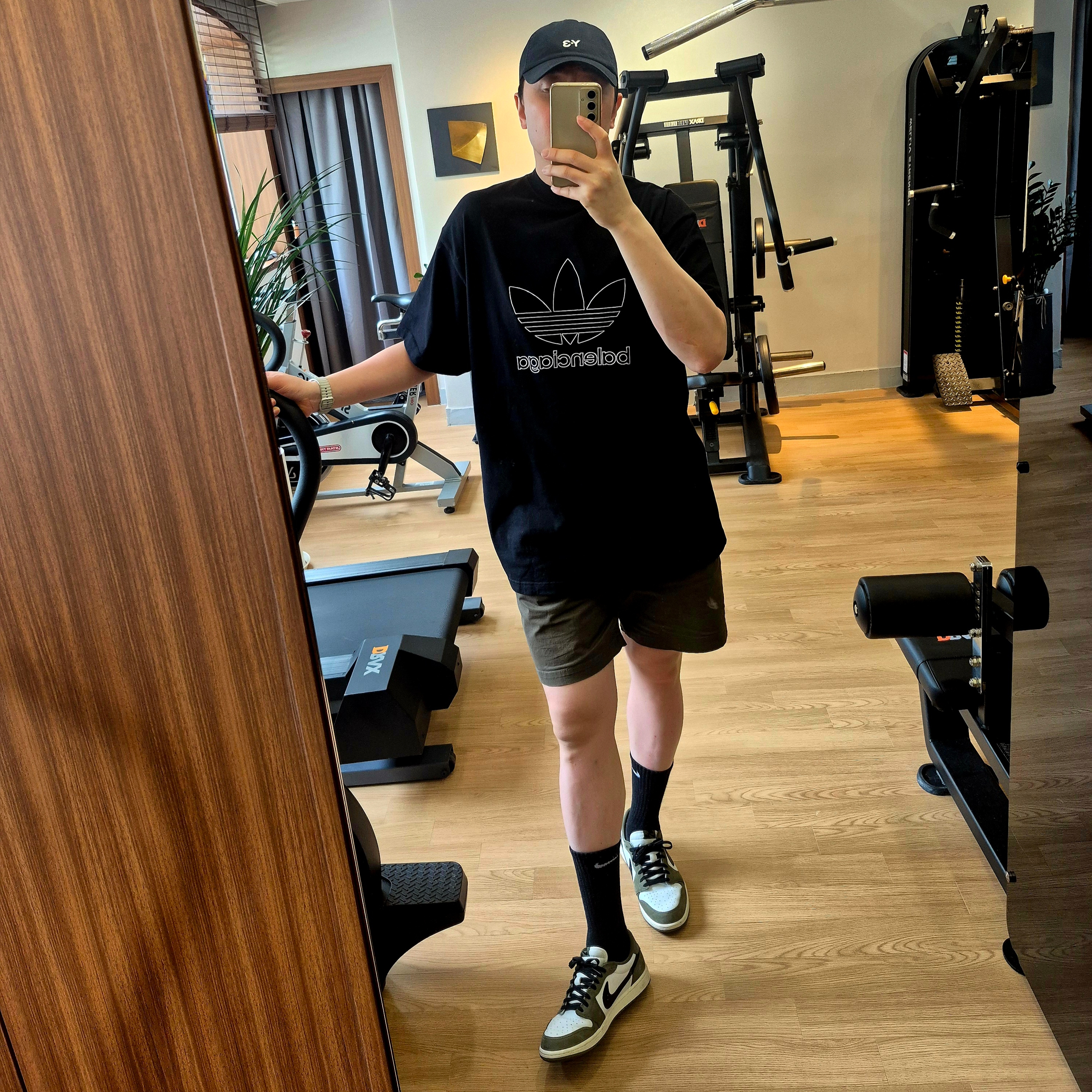 Balenciaga x Adidas T-Shirt Oversized Black, Y-3 Dad Cap Black 착용 스타일