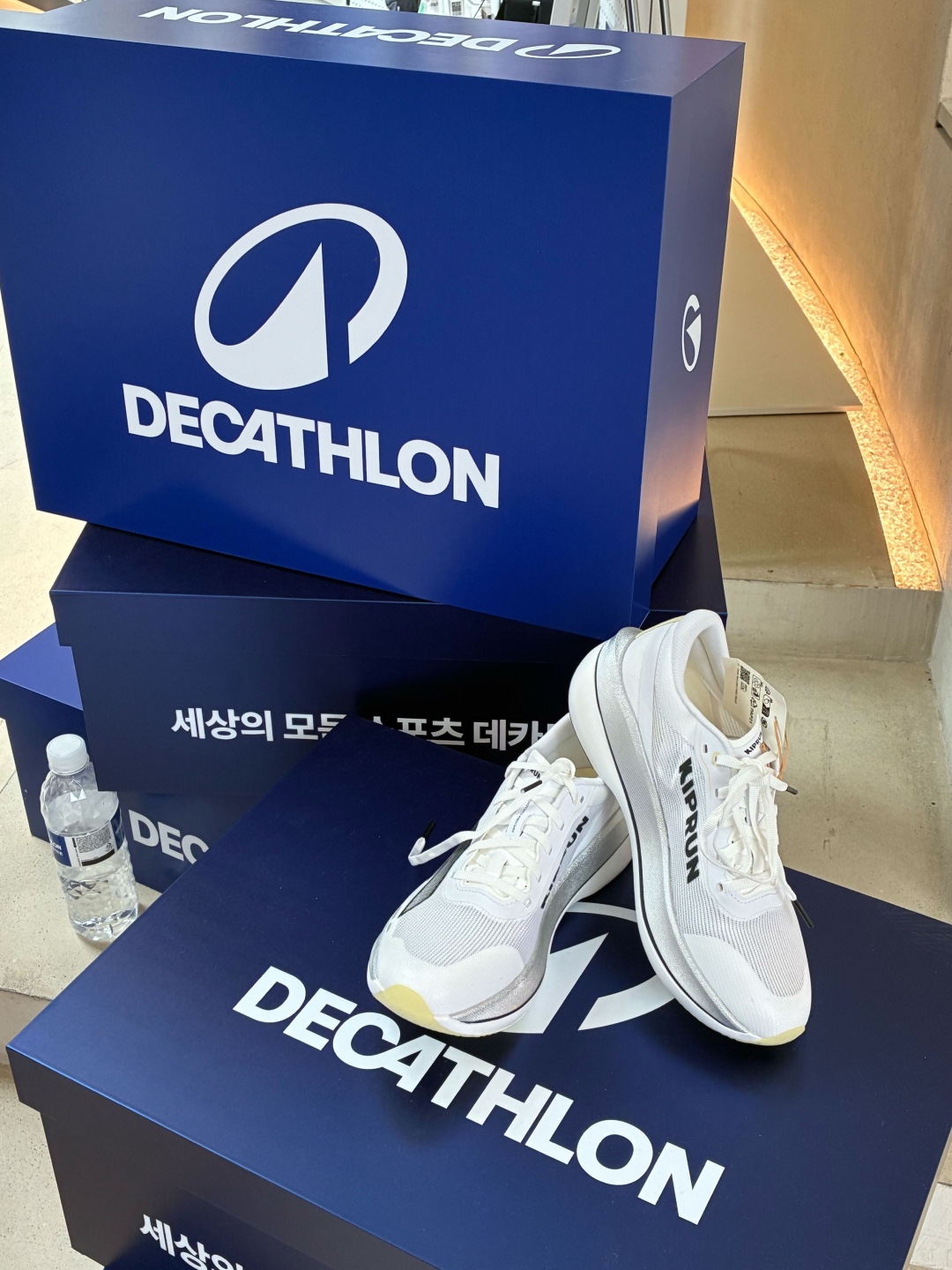 DECATHLON Men's Running Shoes Kiprun Kipstorm Tempo Ultra White, DECATHLON Men's Running Shoes Kiprun Kipstorm Tempo Foggy Blue 착용 스타일 - 3
