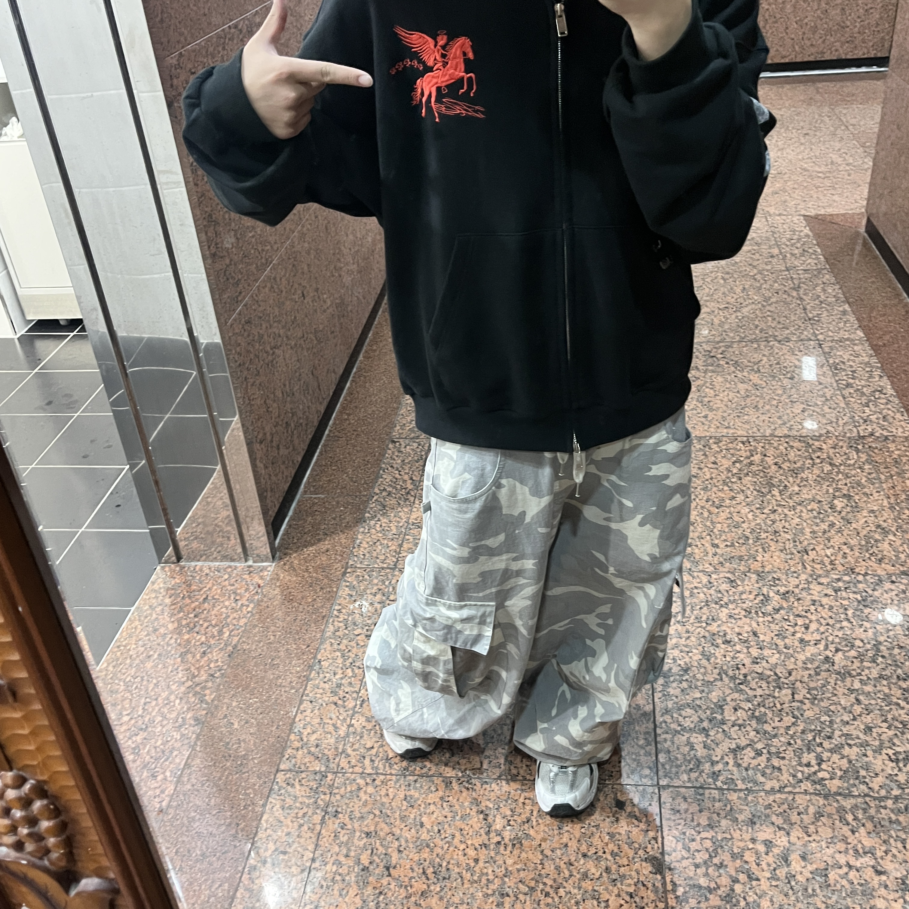 PACOSPLY Falling Angel Zip Up Hoodie Black, New Balance 530 White Silver 착용 스타일 - 2