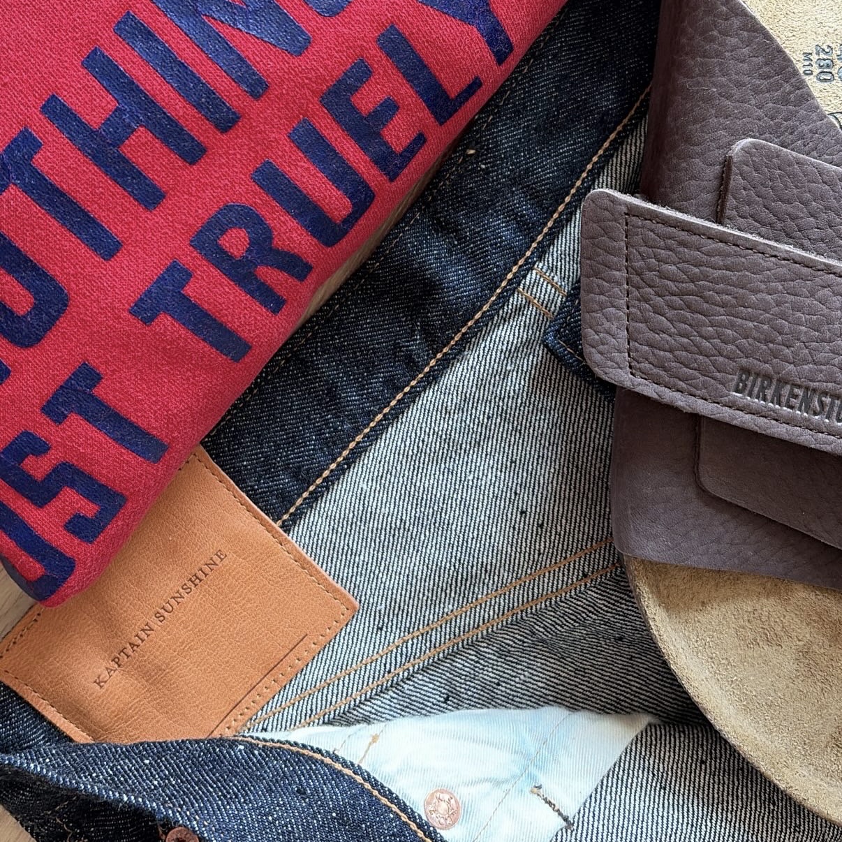 Collect Pieces x Reebok OYO Hoodie Red, Birkenstock Kyoto Desert Buck Roast - Regular 착용 스타일
