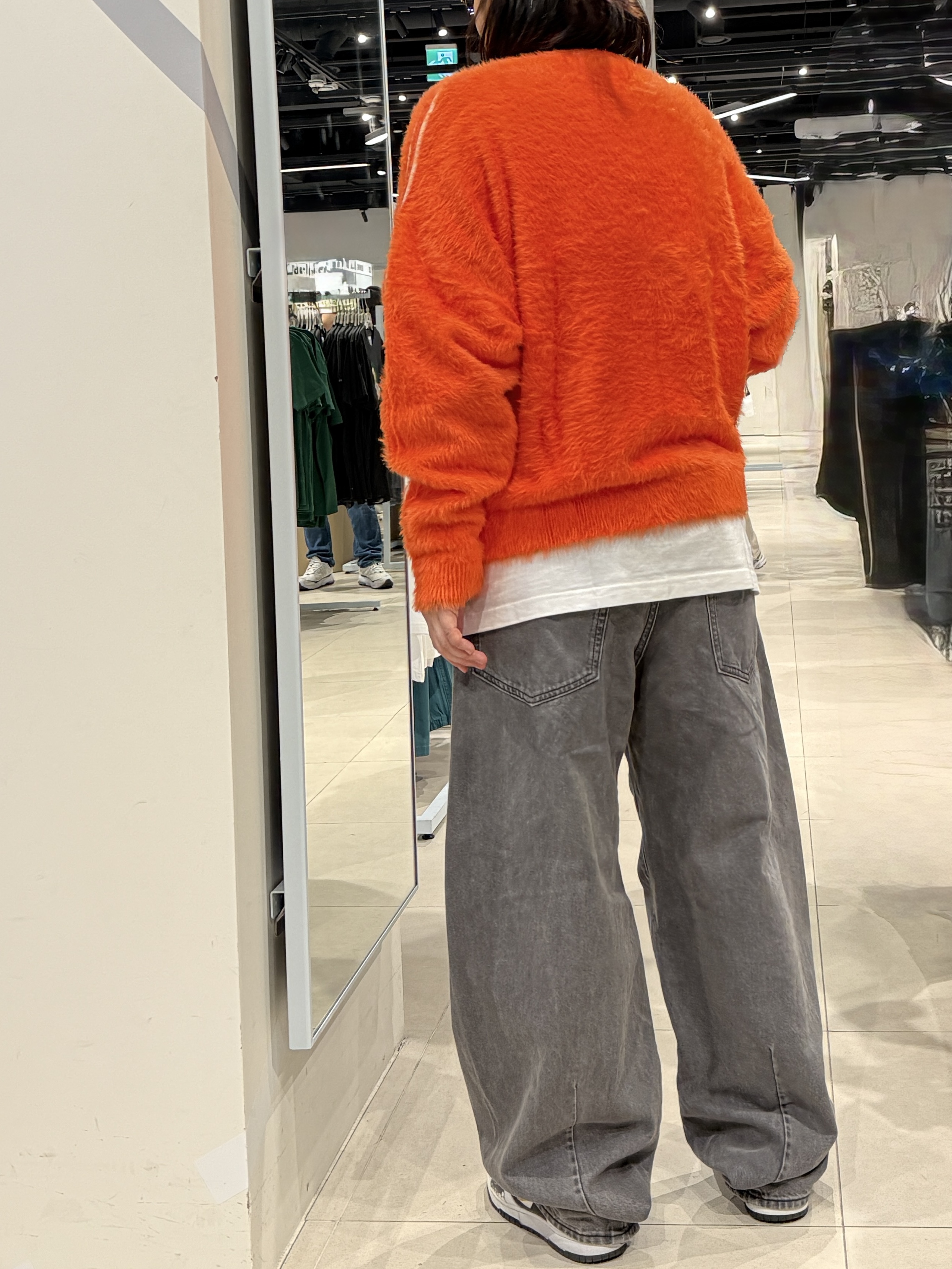 Adidas Faux Mohair Classic Track Top Black Off White - KR Sizing, GU Barrel Leg Jeans Gray 착용 스타일 - 1