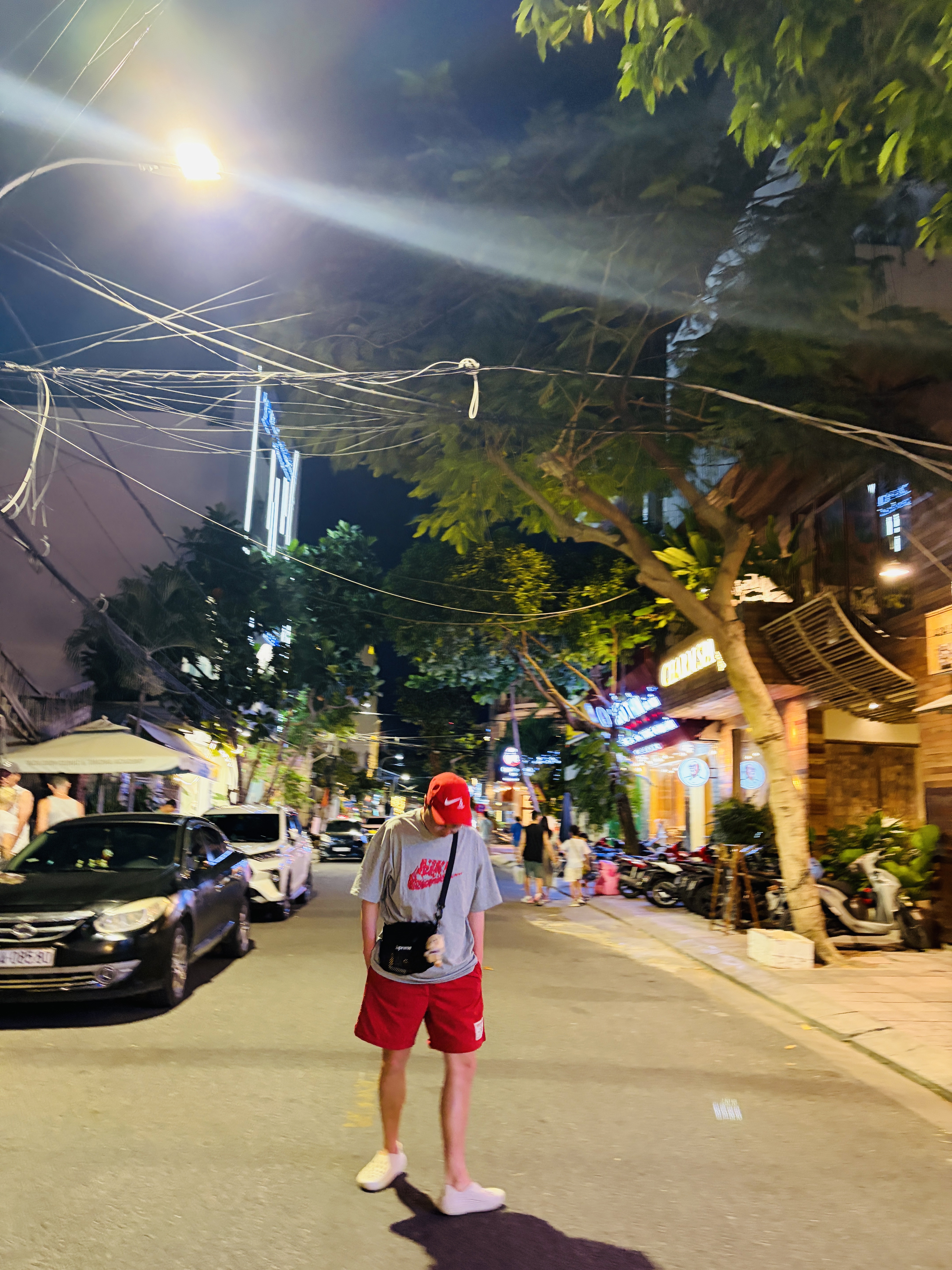 Nike x Undercover NRG AW84 TC Adjustable Cap Red, Nike x Stranger Things NSW VECNA Short Sleeve T-Shirt Dark Grey Heather (IB8068-063) 착용 스타일 - 2