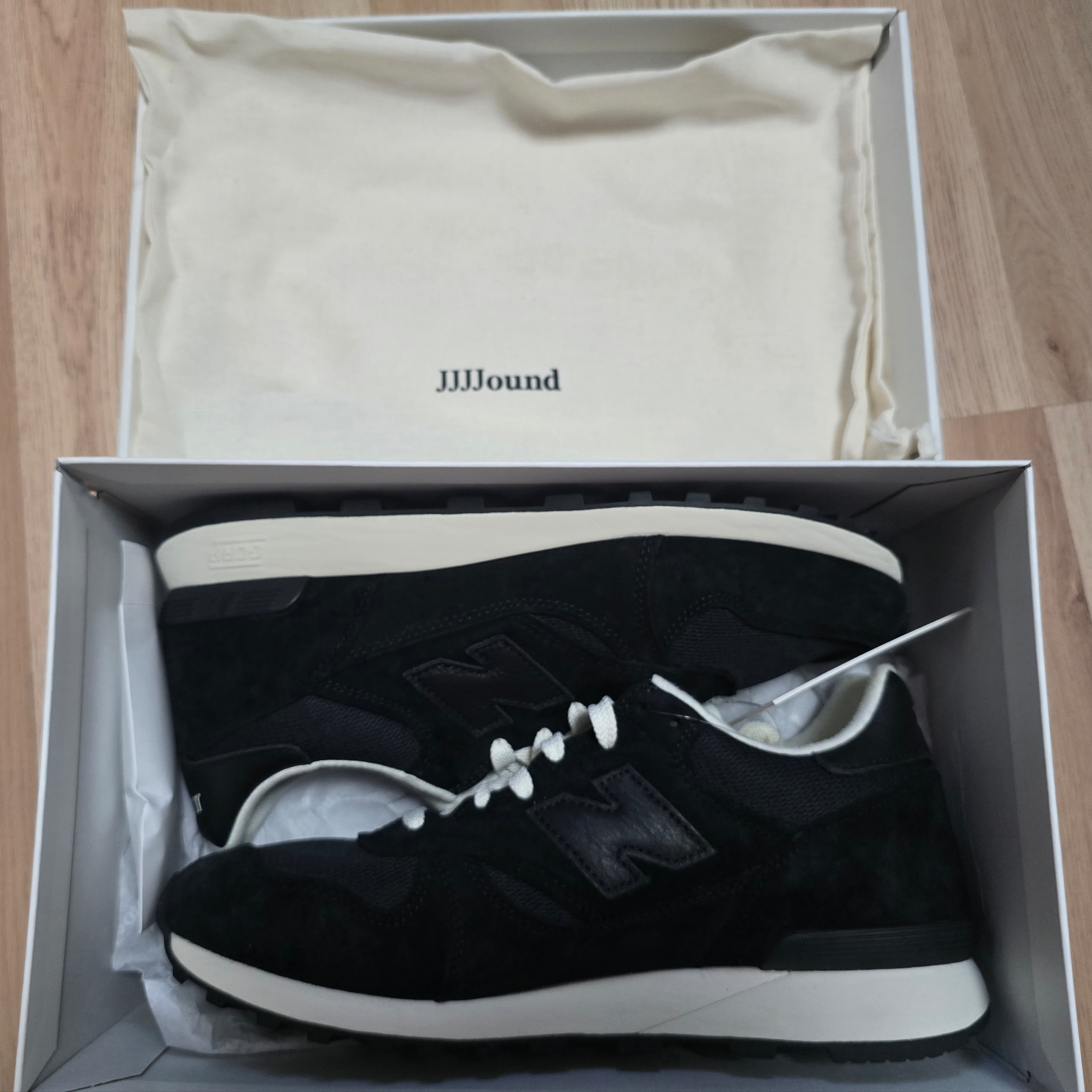 New Balance x JJJJound 475 Black White 착용 스타일 - 5