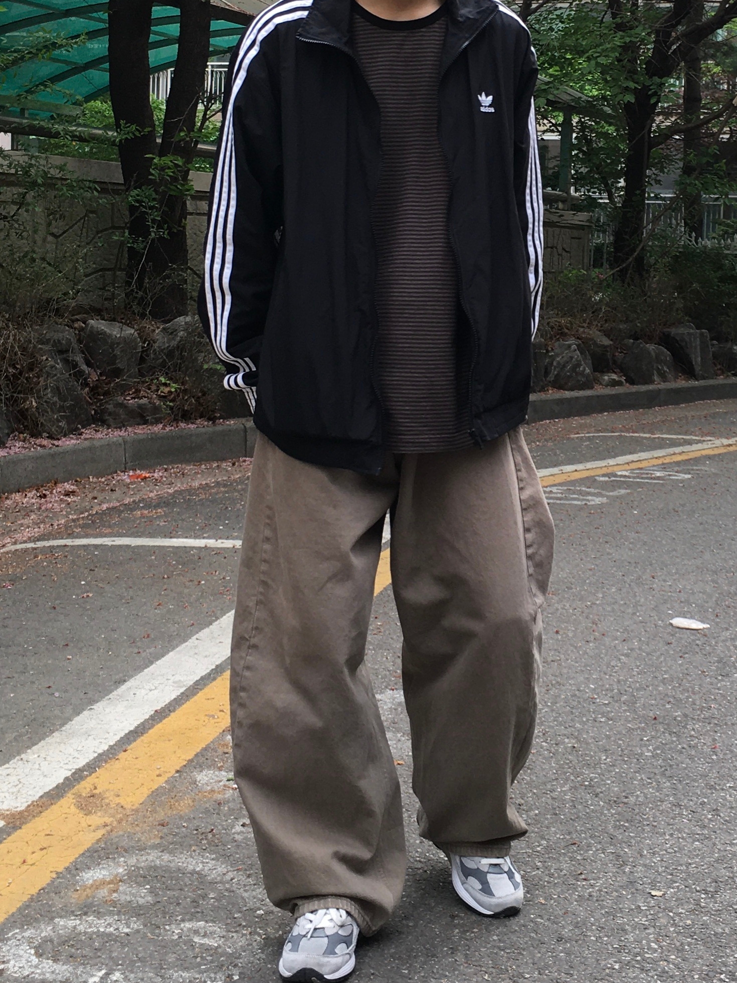 Hatchingroom Wide Curve Jeans Olive, Polyteru Human Index Human Pin Striped Long Sleeves Khaki 착용 스타일 - 1
