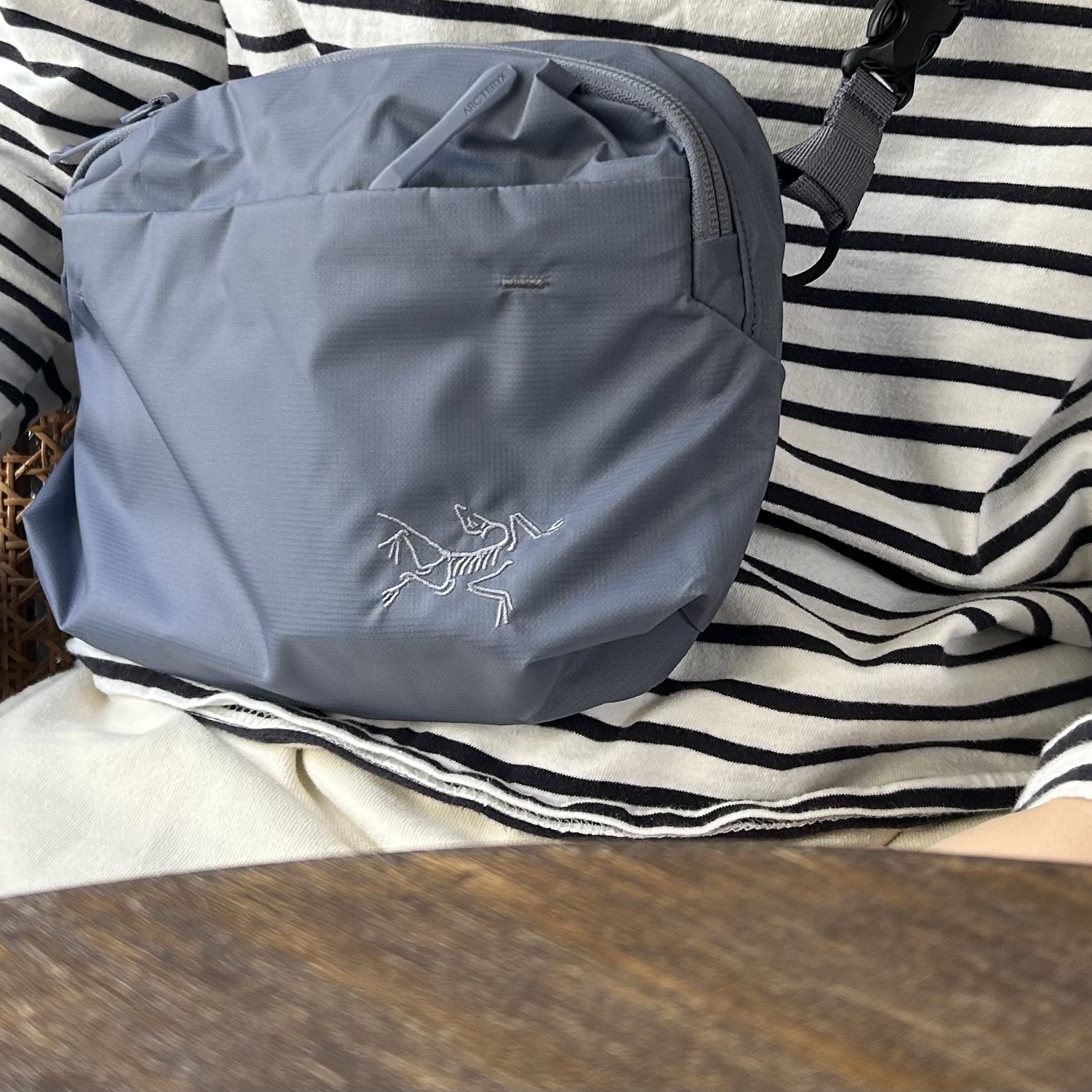 Arc'teryx Heliad Crossbody Bag Stratus 착용 스타일