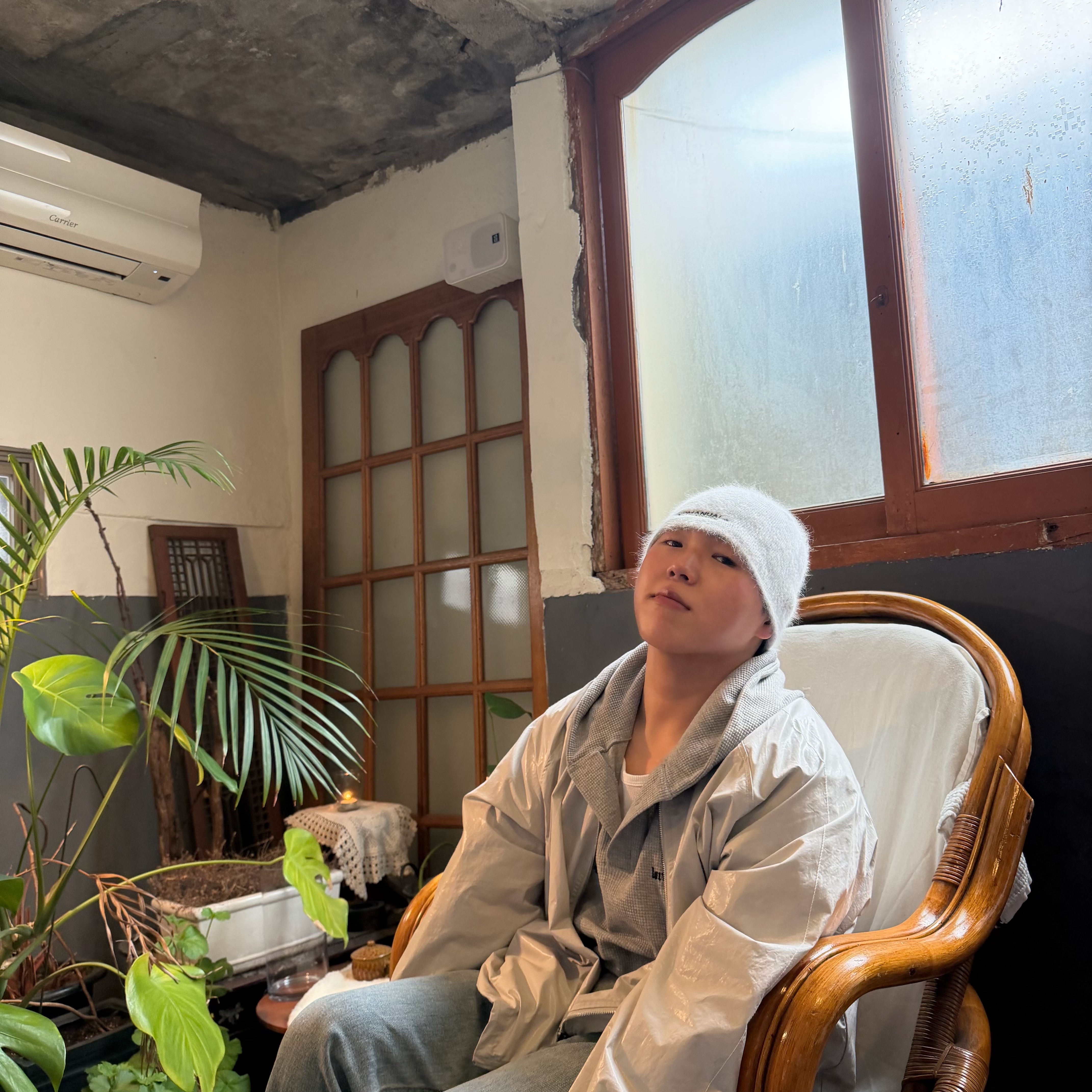 NOMANUAL Nest Hairy Beanie Light Gray, Matin Kim Logo Coating Jumper for Men In Ivory 착용 스타일 - 2
