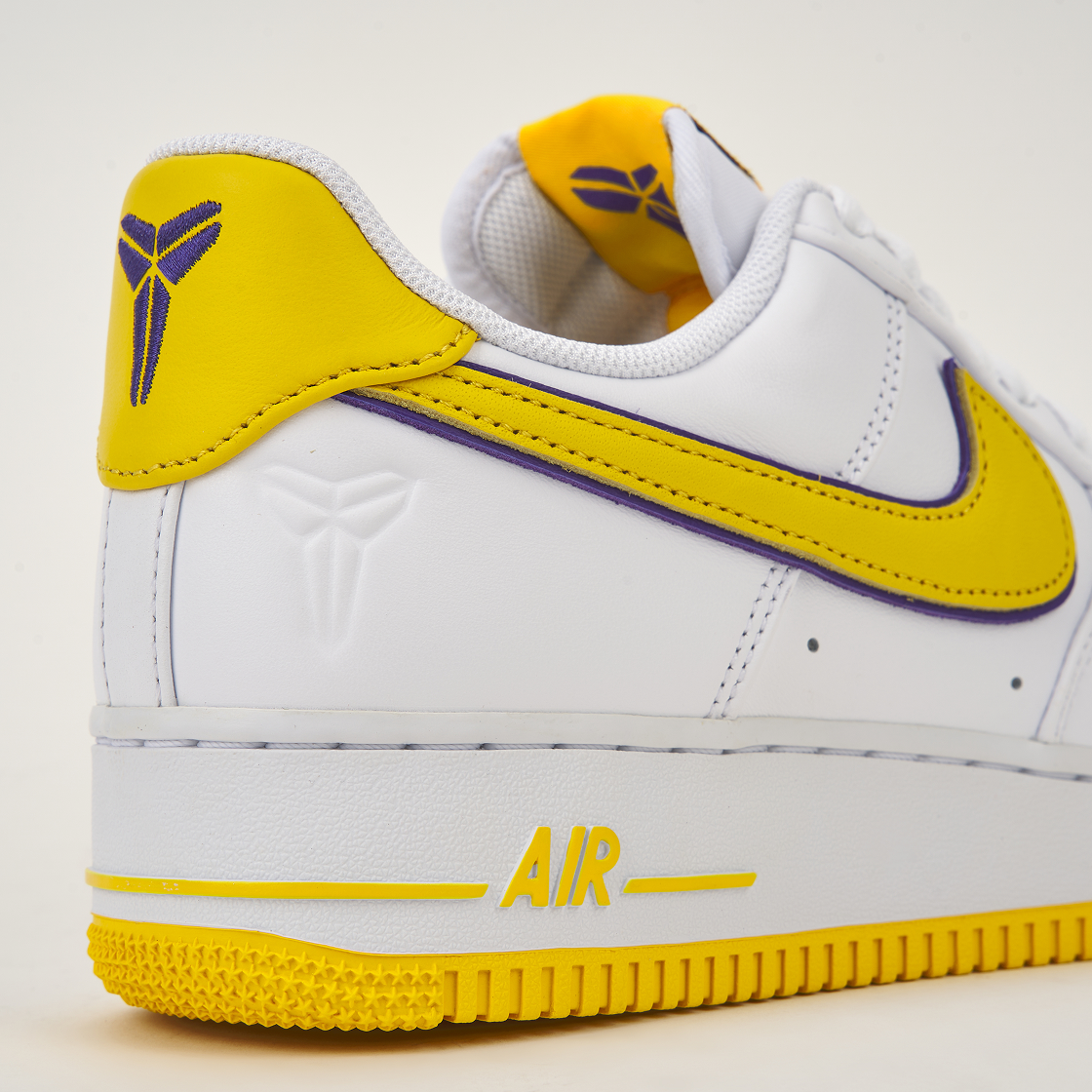 나이키 x 코비 브라이언트 에어포스 1 로우 레트로 QS 바시티 메이즈 앤 바시티 퍼플(Nike x Kobe Bryant Air Force 1 Low Retro QS Varsity Maize and Varsity Purple) - 8