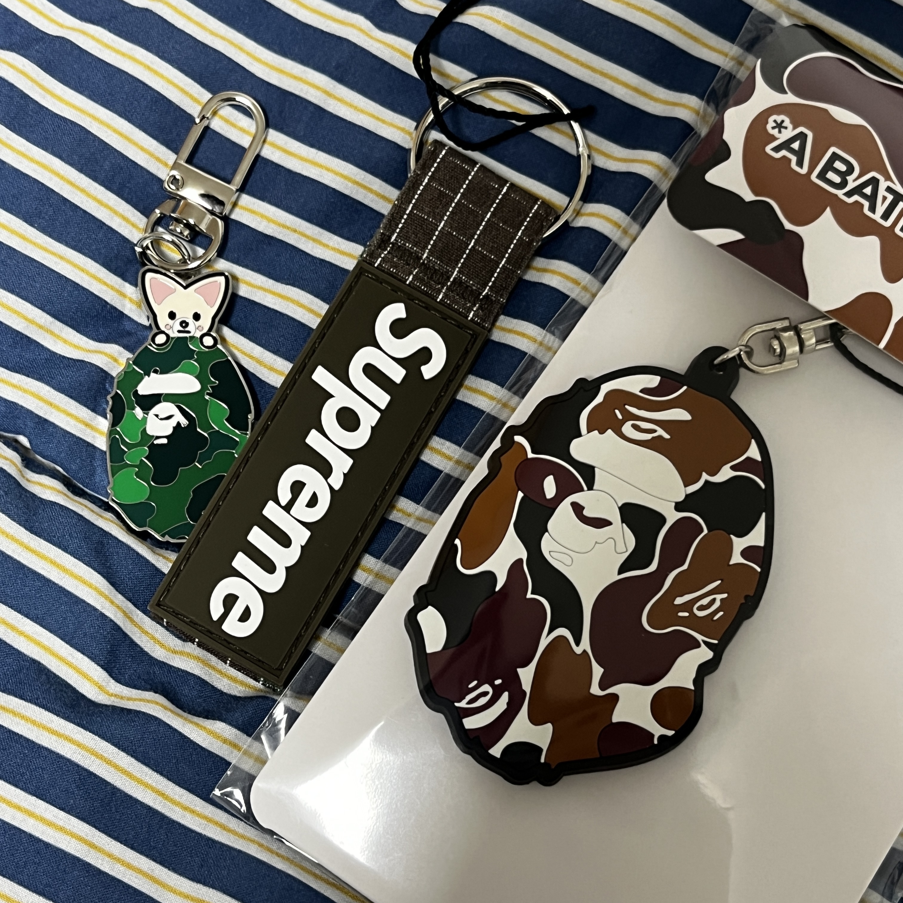 BAPE Osaka Ape Head Key Chain Multi - Osaka Hankyu Store Exclusive, Supreme Ripstop Keychain Woodland Camo - 24SS 착용 스타일