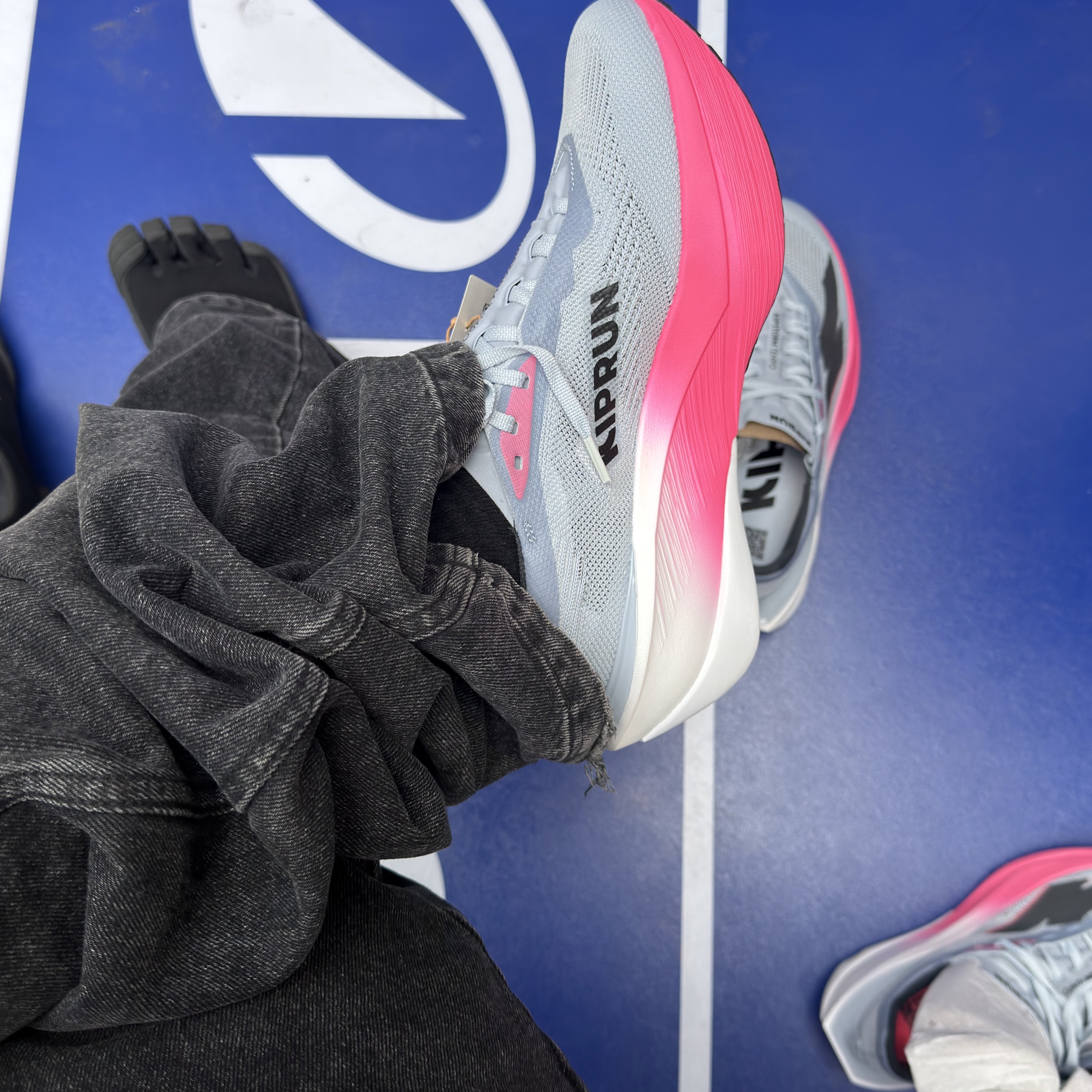 DECATHLON Men's Running Shoes Kiprun Kipstorm Tempo Foggy Blue, Decathlon Kiprun Running 5 Pannel Cap Black 착용 스타일 - 3