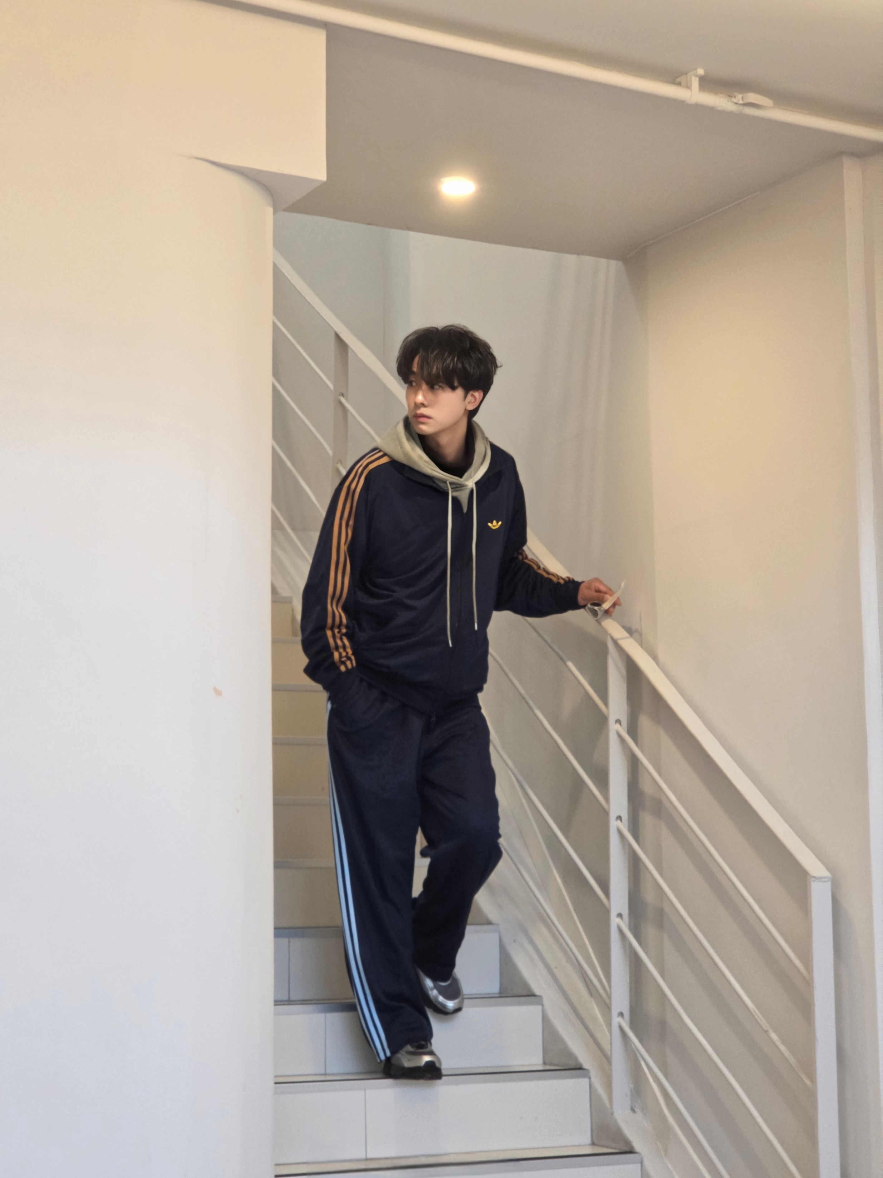 Adidas Originals Adicolor Buggy Fit Firebird Track Pants Night Indigo Clear Sky - KR Sizing, Adidas Track Jacket Night Indigo Mesa - KR Sizing 착용 스타일 - 1