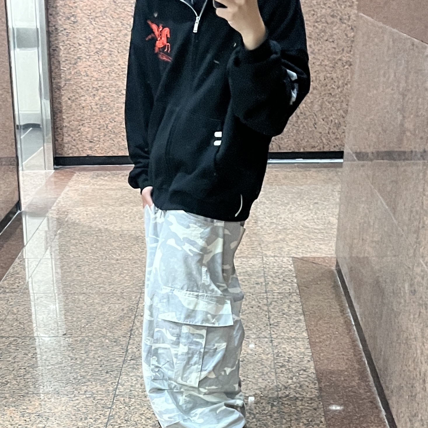 PACOSPLY Falling Angel Zip Up Hoodie Black, New Balance 530 White Silver 착용 스타일 - 1