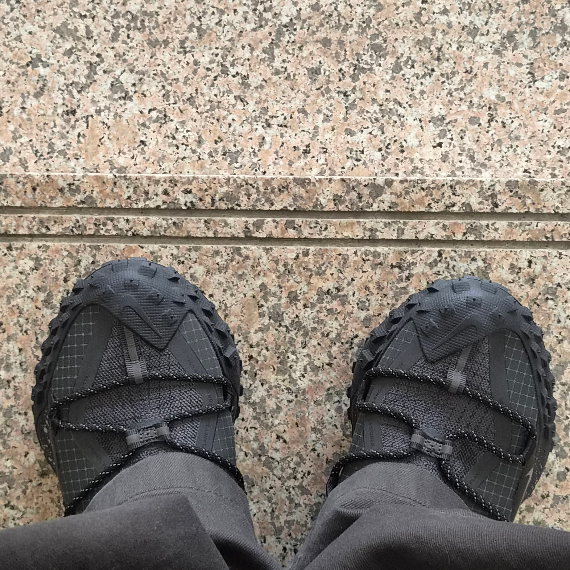 Nike ACG Mountain Fly Low Gore-Tex SE Dark Smoke Grey 착용 스타일 - 2