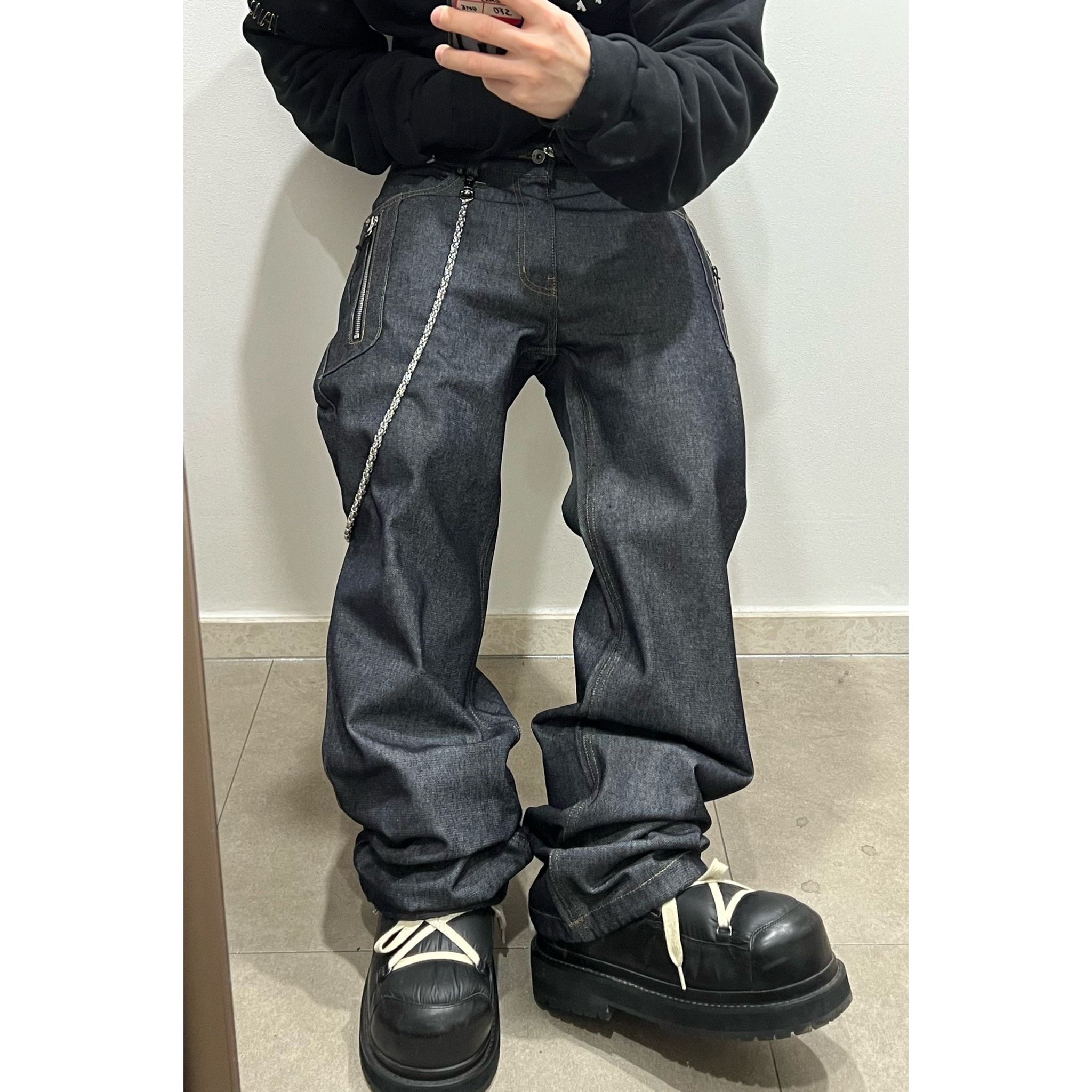 MJD Cowboy Patch Thermal Zip-Up Hoodie Black, MJD Low-Rise Dual Zip Denim Indigo 착용 스타일 - 3